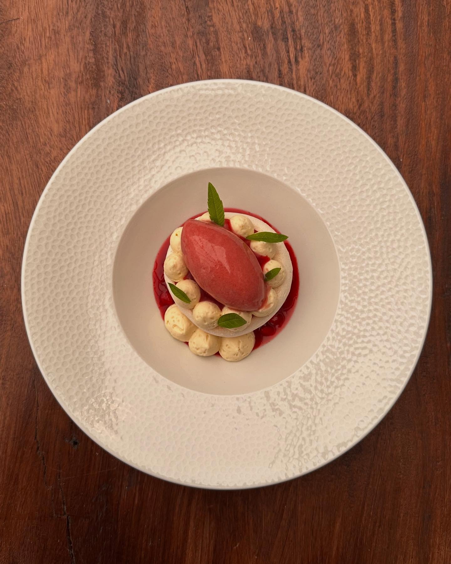 Strawberry & Lemon Verbena Pavlova 🍓
#thepearandolive #restaurant #hildersham #village #cambridge #smallbusiness #homemade #pavlova #strawberries #sorbet #meringue #spring #summer #dessert #chef