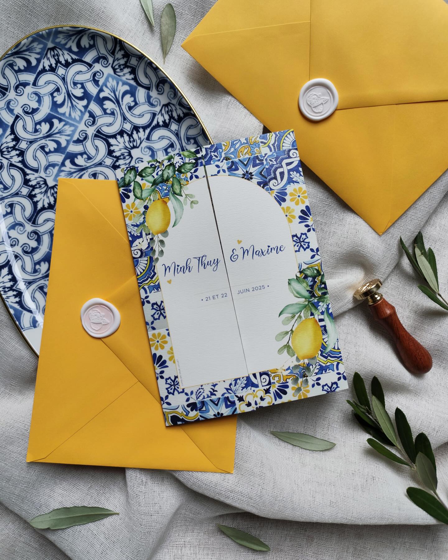 🍋✨ L’invitation au voyage commence dès l’enveloppe…
Pour Minh Thuy & Maxime, nous avons imaginé un faire-part aux accents méditerranéens, entre céramique italienne, citrons gorgés de soleil et fleurs d’été.
Un vent chaud de juin soufflera sur leur grand jour… et on est ravi d’avoir mis un peu d’Italie (et beaucoup d’amour) dans cette création sur mesure. 💛
🌿 Détails raffinés, cachet de cire, composition florale et palette solaire : chaque mariage a son identité, la vôtre aussi.
📬 À découvrir ou à créer ensemble → www.atelieronzejuillet.com
#fairepartpersonnalisé #mariage2025 #inspirationmariage #weddinginvitation #jaimelapapeterie #ateliercreatif #papeteriemariage #italianvibes #lemontheme #faitmainavecamour #atelieronzejuillet