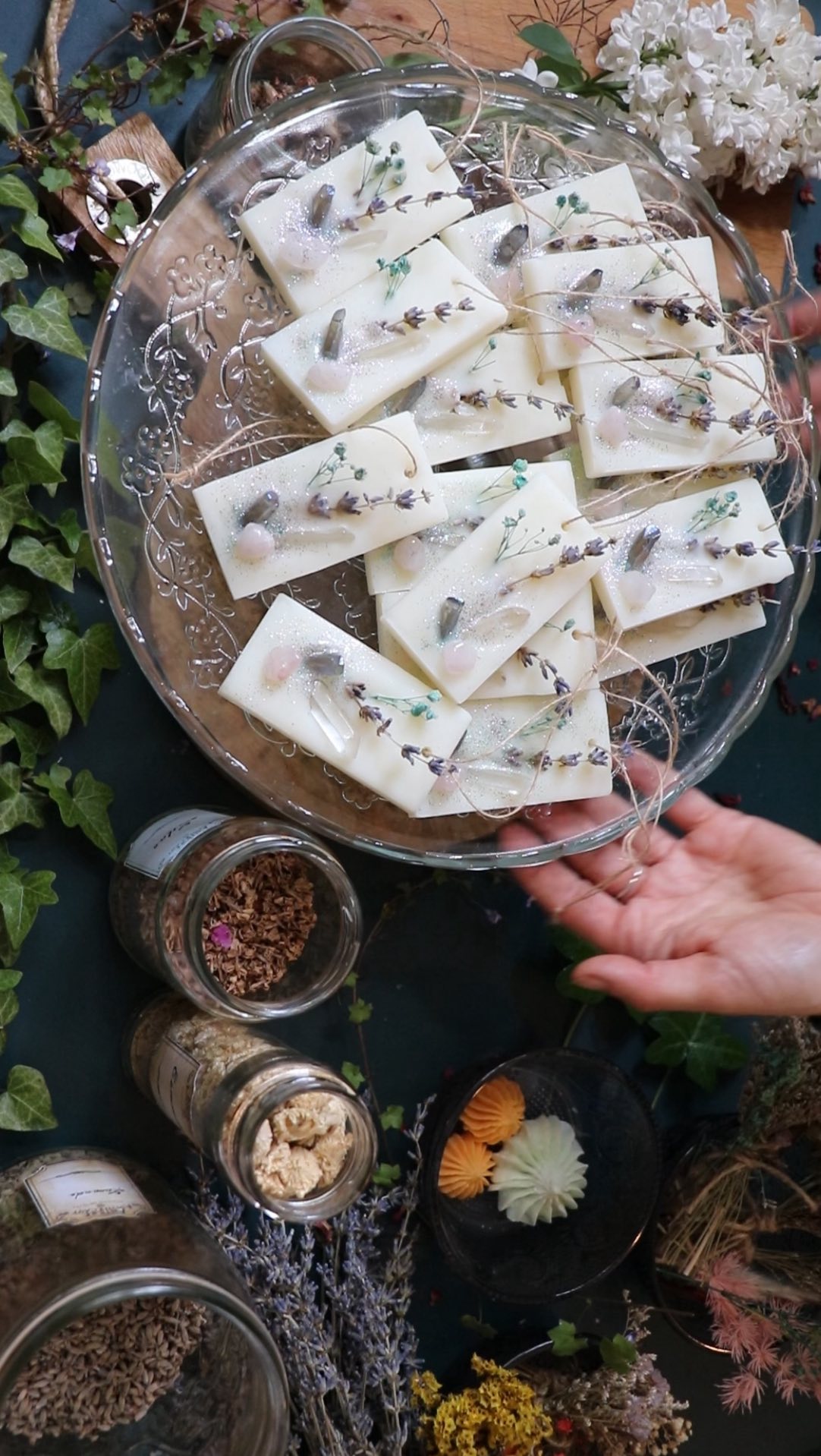 Pour bien vendre tes bougies et fondants parfumés en fin d’année (et ensuite tout au long de l’année) sans stress, c’est maintenant que tu dois commencer.
(Pas 2 mois avant 🙈)
On a tendance à penser que ça ira vite.
Mais crois-moi c’est quand même beaucoup de préparation 🫶
Car chaque étape comptera:
Maîtriser tes recettes,
Choisir tes gammes,
T’organiser,
Calculer,
Photographier,
Communiquer…
Alors pour bien te lancer, si tu es tout.e mélangé.e, je te guide pas à pas dans ma formation !
Depuis la création jusqu’à la vente, tu sauras tout pour être prêt.e le grand jour !
Quelle est la partie que tu appréhendes le plus et celle qui te réjouit le et lus dans le projet de lancer ton entreprise de bougies?
#creatricebougie #fondantsparfumés #tutorielbougie #bougieartisanaleparfumée #candlebusiness #chantillycream #formationbougie #selancerdanslentrepreneuriat #autoentrepreneur #changerdemétier #artisanatlocal #entrepreneusecreative