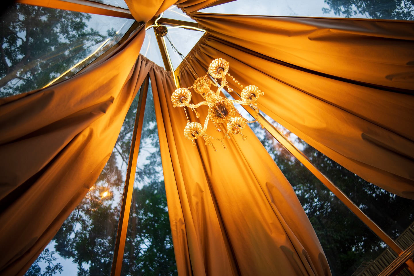 ✨ Onde o teto é céu e o abraço é floresta.
Deite-se com quem você ama, sob um mar de estrelas, e deixe a natureza sussurrar amor em cada detalhe. 🌌