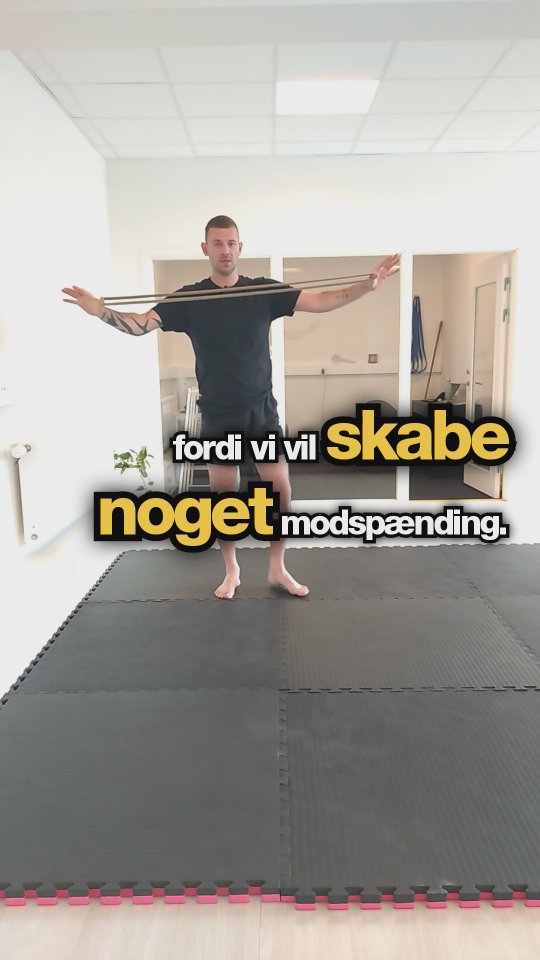 Har du lagt arbejdet i dit bryst muskulatur ?
Hvad har du kunne mærke ? 😃
Efter at have skabt et "release" på det område, som giver os en følelse af mere bevægelsesfrihed, mobilitet, og bringer mere ildt og væske til området.🫡
Kan vi begynde at arbejde med position af vores skulderled samt vores skulderblad.
For at bringe det i en mere åben position igen. ✅
Sådan gøre du !
1. Brug en elastik som er behageligt at have om kroppen.
2. Vikle elastikken som det er forklaret i videoen.
3. Sørg for en god neutral kropsholdning, rolig vejrtrækning.
4. Træk albuen gerne lidt væk fra kroppen.
5. Brug gerne 2 x 1,5 min I position, med 30 sek pause.
Det giver din skulder en bedre position igen, dig mere bevægelsesfrihed, mindre spændinger.
I morgen arbejde vi videre på den sidste del 👌
#biomekanik #funktioneltræning #holisticcoaching #breathing #fascia #biofeedback #rotation #smertefri #bevægelse #nervesystemet #århus #københavn