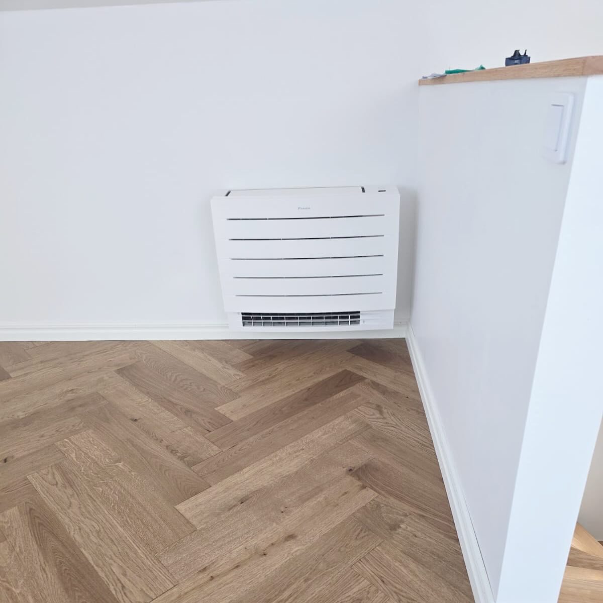 Daikin Perfera XTH30 golvmodell installerad i Täby!
Äntligen kan denna kunden se fram att få kyla på sin inredda vind🙏🏻
Är du också intresserad av att veta vilken lösning som passar ditt hem bäst?☘️
Boka ett kostnadsfritt hembesök🙏🏻
📞 08-7685577
✉️ Kontakt@bmekyl.se