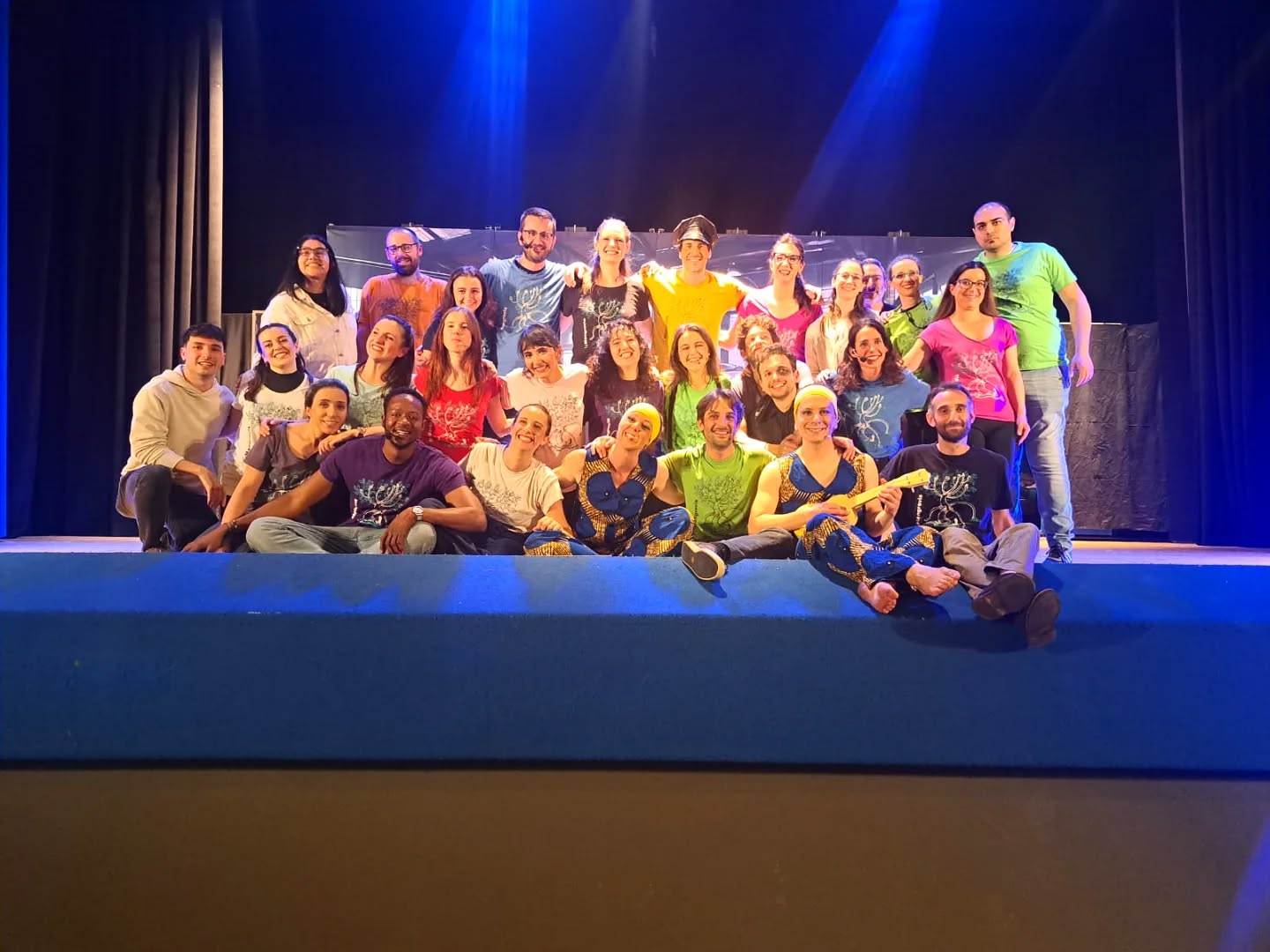 È passata solo una settimana, eppure ci sembra ieri l’ultima luce di scena, l’ultimo applauso, l’ultima emozione condivisa con Mind the Gap.🎭
🌿Grazie a chi ha camminato con noi su questo filo teso tra realtà e immaginazione.
Grazie a chi ha creduto nel potere del teatro che accende, che avvicina, che aiuta.
Perché fare spettacolo è bello,
ma fare spettacolo per il bene degli altri è un privilegio raro, che ci riempie l’anima.🌿
Ora il sipario è calato… ma solo per un attimo.
Già si sente un nuovo fermento,
una voglia di leggerezza, di incontro, di un caffè, di un brindisi ma questa, forse, è un’altra storia.
O forse no.
Ci rivediamo presto.
#Mangrovia #MindTheGap #TeatroCheAiuta #VersoIlProssimo #GrazieDiTutto