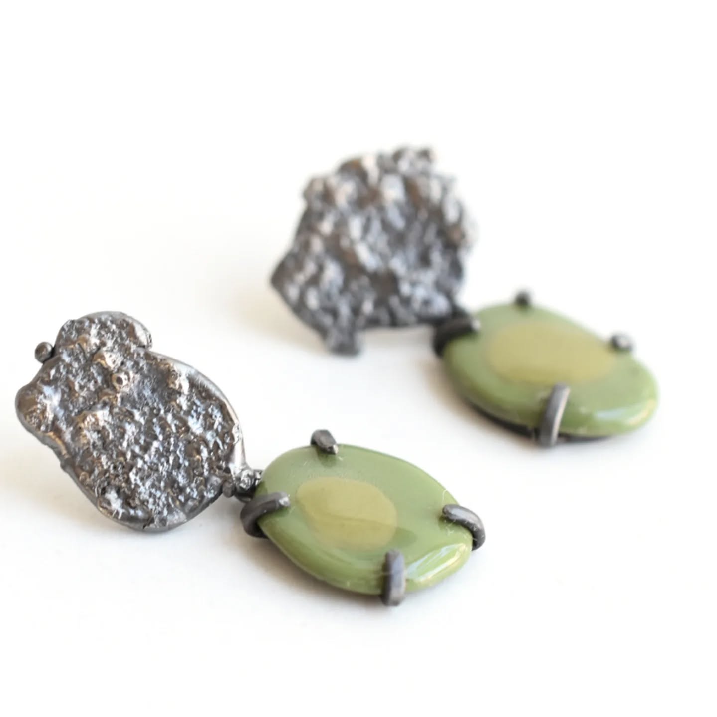 Porzellan in Silber gefasst und will bei mir auch immer Silberreste anfallen, stellt sich die Frage, was tun damit..
Hier habe ich besagte Reste auf einem Schamottestein wieder eingeschmolzen, was eine spannende Oberflächenstruktur gibt.
Das Pärchen ging gestern auf dem #töpfermarktdiessen an eine glückliche Kundin.
Und auch heute besteht nochmal von 10-18 Uhr die Möglichkeit am Ammersee der Porzellan-und Keramiklust zu fröhnen
#porzellan #porzellanschmuck #schmuck #Ohrschmuck #Ohrringe