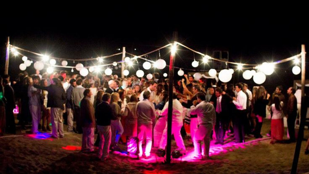 El verano está a la vuelta de la esquina y con él, ¡las mejores fiestas! Sorprende a tus invitados con un catering que dejará huella. ¿Te atreves? ✨ Link in Bio