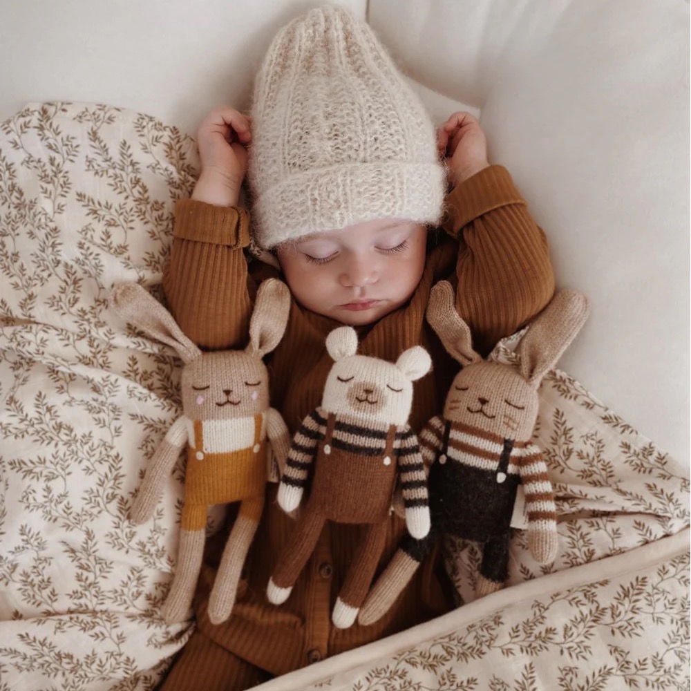 Des doudous beaux, utiles, durables.
Chez Les Jolies Emplettes, on a sélectionné les doudous Main Sauvage pour ce qu’ils représentent :
👉 un design sobre et poétique
👉 une fabrication équitable et artisanale
👉 des matières naturelles et durables (laine baby alpaga non teintée)
Pensés pour durer, ces compagnons sont là pour apaiser, accompagner, rassurer.
Parfait dès la naissance, parfait pour une vie plus simple et alignée.
📦 En ce moment, profitez de -30 % avec le code SOON21 #doudoubebe #jouetenlaine #cadeaunaturel #parentaliteslow #doudouecoresponsable #mainsauvage #lesjoliesemplettes #fabricationethique #jouetdurable