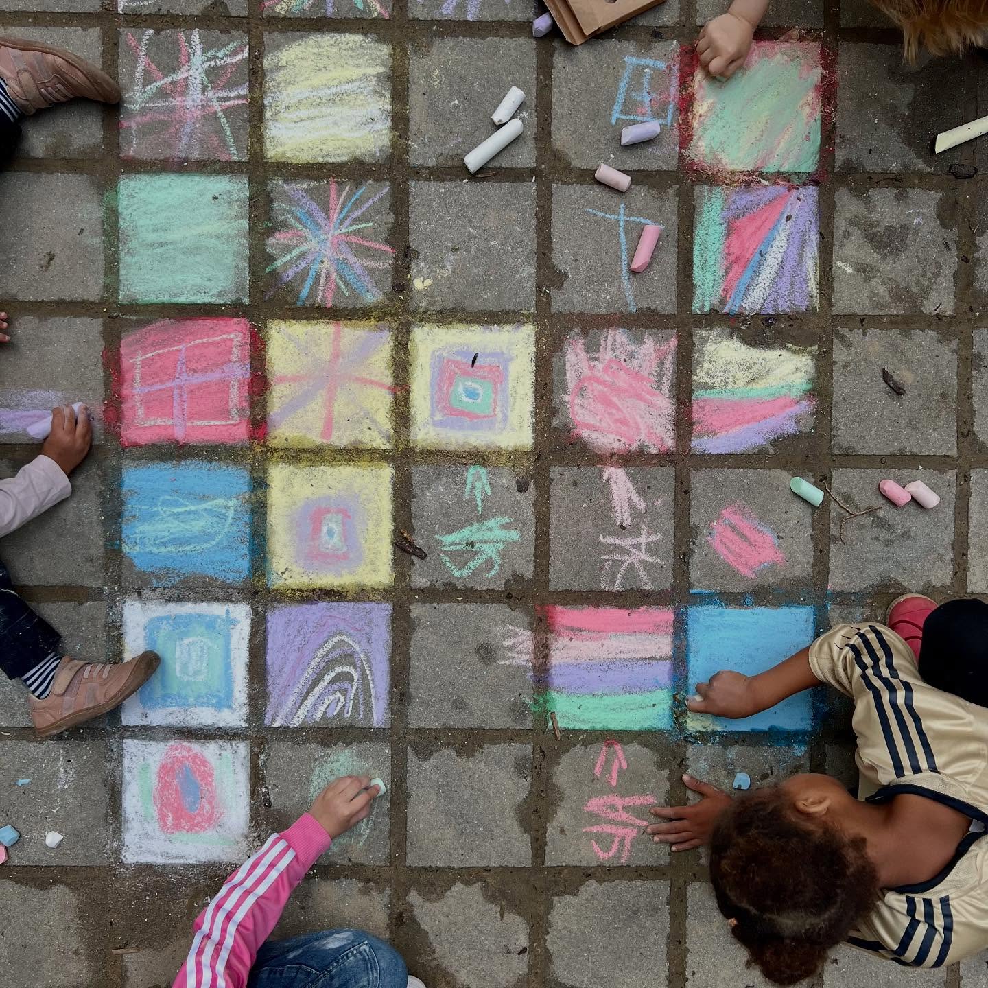 Bunte Quadrate und viel Kreide.
#spielplatz #kreidekunst