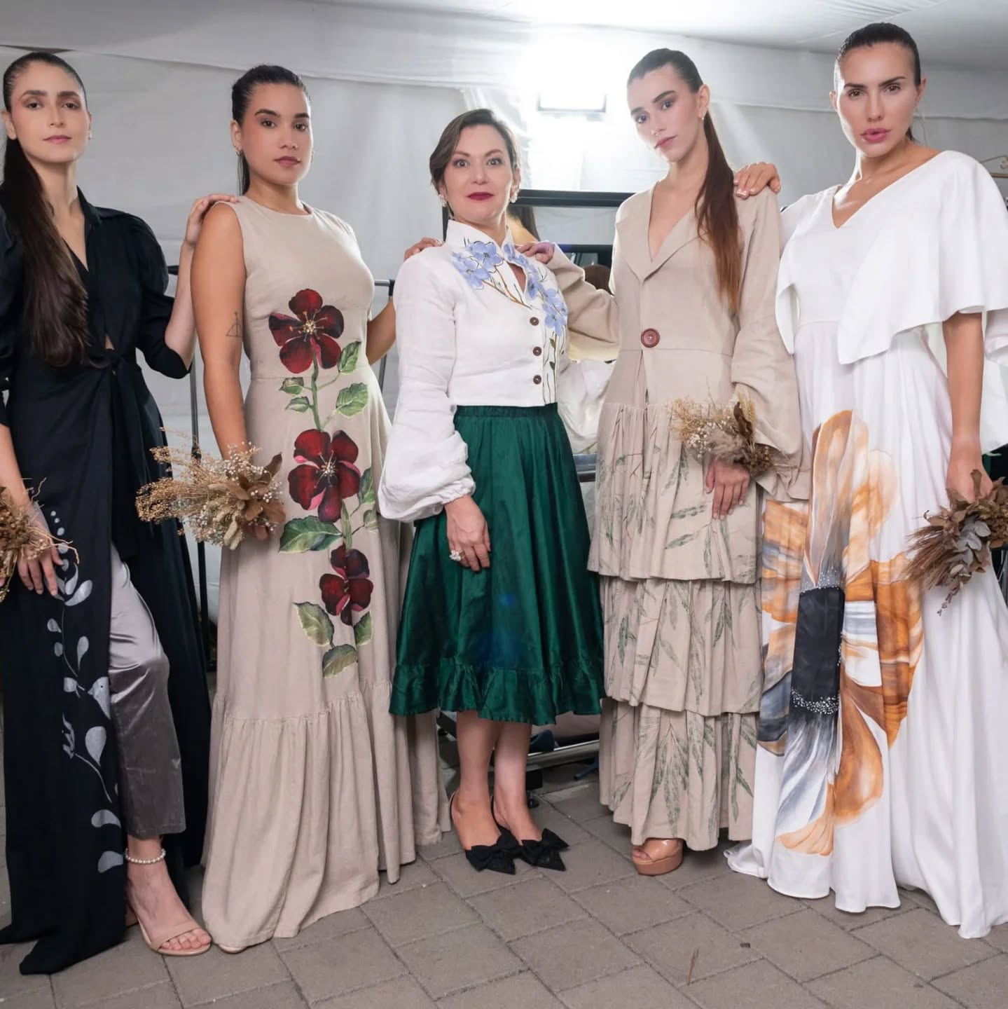 ✨ Un agradecimiento profundo a las talentosas modelos que acompañaron mis diseños en el Festival a la Francesa.
Su porte, profesionalismo y elegancia dieron vida a cada creación, reflejando el mensaje de sostenibilidad y sofisticación que queremos transmitir.
Gracias por confiar en esta visión y por compartir con tanto entusiasmo esta experiencia única. Juntas, hicimos que la moda hablara de arte, naturaleza y compromiso con el planeta. 🌿🌸
#FestivalALaFrancesa #EveValverde #ModaSostenible #Modelos #FashionShow
@scarlettsanchezzz
@anastasia_martinez_c
@stephquesadacr
@aratorres