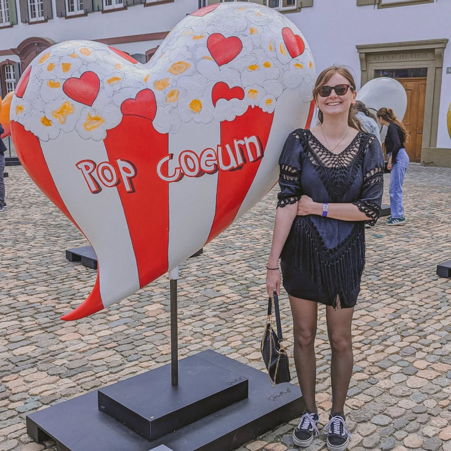 Salty Popcorn and Sweet Nights war mein Debüt. Mein Herzklopfen. Mein „Was, wenn’s niemand liest?!“ – und dann kamt ihr.
Mit Nachrichten, Tränen, Lach-Emojis und das ganze auch jetzt noch - fast 2 Jahre später. Und ehrlich? Ich hab’s geliebt. Jede Sekunde davon. 🍿🧡
Aber psst… der Juni ist fast da – und mit ihm ein neues Kapitel. (Wortwörtlich.)
Denn: Wir gehen offiziell in die Next Book Era! 👀✨
Es wird wieder romantisch. Es wird wieder nach Essen duften. Und es wird wundervoll. Ich liebe Popcorn, aber ich freue mich so sehr drauf, euch zu zeigen, wie viel besser dieses nächste Buch ist.
Wenn ihr wissen wollt, worum’s geht, bleibt unbedingt dran – ich nehm euch mit. Hinter die Kulissen, zwischen die Zeilen und mitten rein ins Chaos. 😅📖 (es lohnt sich allein für die Lektoratsmemes.)
#saltypopcornandsweetnights #Romance #Liebesroman #newadultbooks #autorin #fakedating
#newbookvibes #autorinnenalltag #staytuned