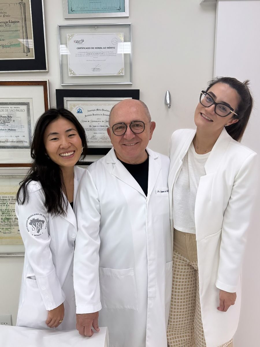 Encerrando ciclos, mas sem deixar de agradecer, de forma genuína, a oportunidade de ter aprendido tanto na @tezdermatologia durante o último ano… Aprender sobre medicina, dermatologia, e sobretudo, como ser humano, de forma ética, condizente e leve. Em 2023 eu escrevi em um papel “entrar em uma grande clínica” como meta de 2024… e como “sorte”, dizem algumas pessoas, a vida colocou a @isabellazuritadeho nesse encontro e me convidou um dia para conhecer o @jaymedeoliveirafilho …. E continuei indo, de forma espontânea, sem esperar nada além de ter a oportunidade de aprender… e assim foi, só cresceu minha admiração de como ser um profissional e ser humano de forma mais completa: colocando o coração naquilo que faz…. E preparando profissionais incríveis para o mundo…
Muito obrigada Isa e Dr Jayme pela oportunidade ! 🤍