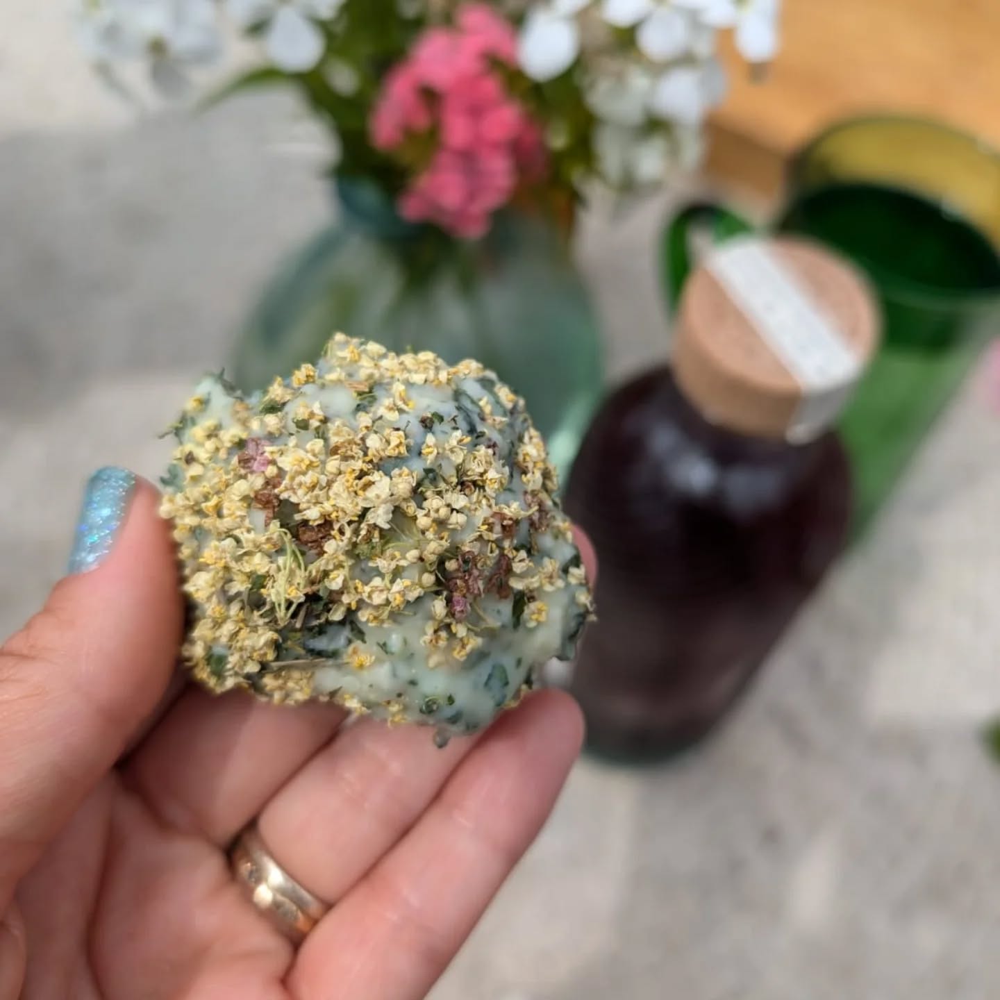 What a gorgeous day we had yesterday celebrating the local landscape and discussing the food system at the beautiful @havenhillsfieldandkitchen! Highlights included my fig leaf, white chocolate and elderflower bites (a version of @rachellambertwildfoodforaging yummy gorse ones 😍), dandelion coffee making and a beautiful lunch. Thanks to everyone that came and made it such a fun event. Swap to photo 5 for a sad face still on the @wildbiomeproject that cannot eat the chocolate 😆.
📷 @gemmald7