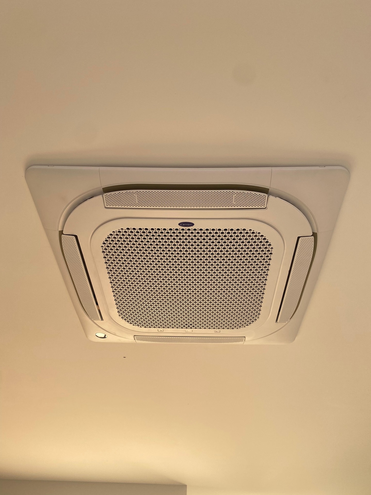 ❄️ Instalação Perfeita para Ambientes Sofisticados! ❄️
Hoje foi dia de entregar mais um projeto com excelência! 💪✨
Realizamos a instalação de um Ar Condicionado Cassete 4 Vias da Carrier, uma solução ideal para quem busca conforto térmico, eficiência e um design discreto que se integra perfeitamente ao ambiente.
🔧 Vantagens do modelo Cassete 4 Vias Carrier:
✅ Distribuição de ar uniforme em 4 direções
✅ Alta performance e baixo nível de ruído
✅ Ideal para escritórios, salas comerciais e residências sofisticadas
✅ Design moderno que se encaixa no forro de gesso
📍 Serviço realizado com toda a segurança e garantia de qualidade!
📞 Quer transformar seu ambiente? Entre em contato e peça um orçamento personalizado!
#arcondicionadocarrier #cassete4vias #instalaçãoprofissional #confortotermico #climatizacao #carrierbrasil #projetosclimatizados #engenhariadoclima #hvac #qualidadedoar