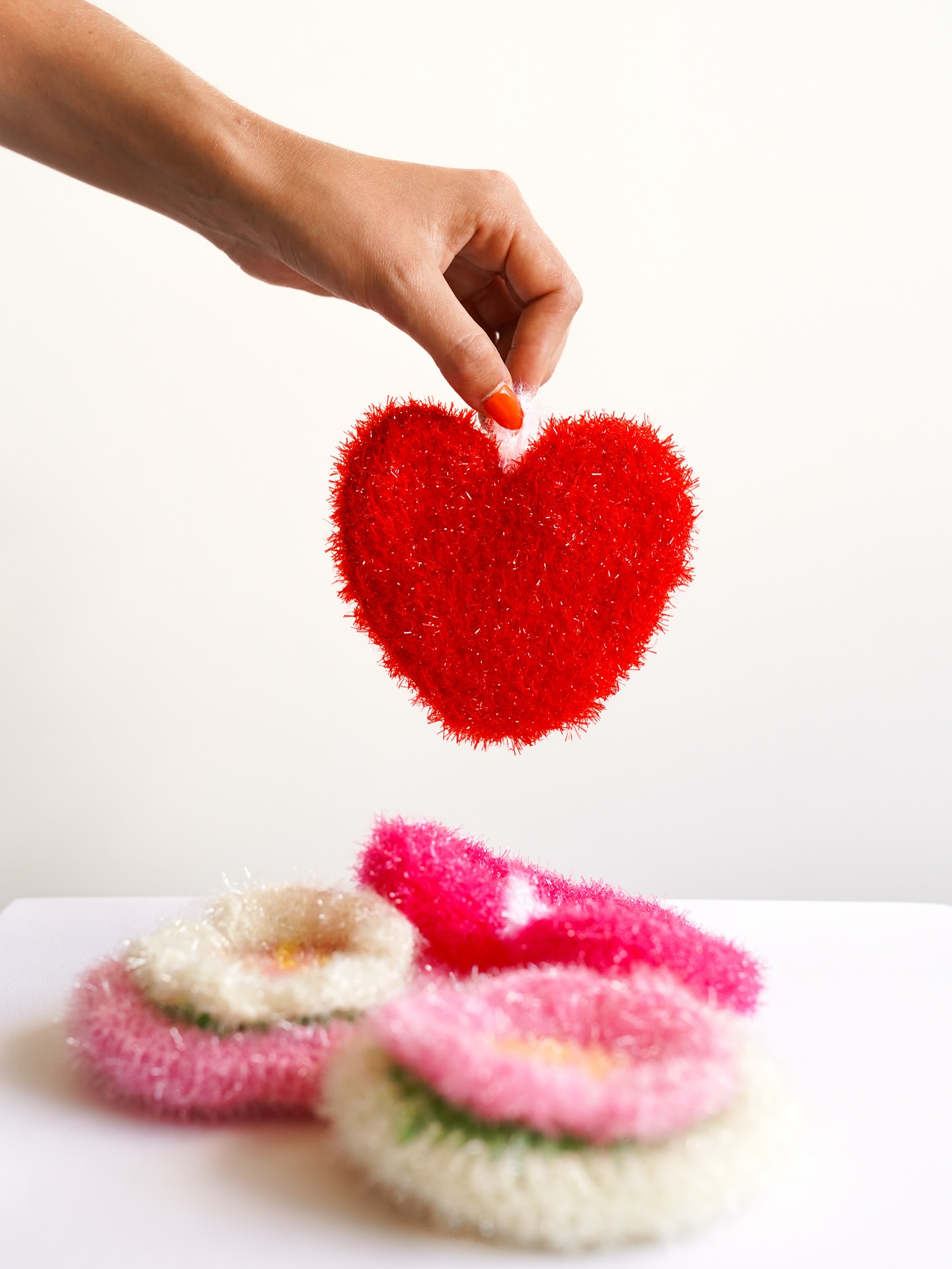 LES ÉPONGES BUBBLE
Résistantes, éco durables et mignonnes.
Découvrez et adoptez les éponges Bubble Eco durables.
Résistantes, elles sont idéales pour faire la vaisselle ou pour nettoyer tout type de surface.
Tricotées en fil de polyester, elles peuvent être utilisées longtemps sans s’abîmer ni s’effriter et elles ne rayent pas les surfaces sensibles telles que les poêles ou les plaques de cuisson.
Adieu aux éponges traditionnelles !
Les éponges bulbe sont plus durables, ne rayent pas, se lavent facilement à la main, ne gardent pas les odeurs, ne s’effritent pas, sont efficaces contre les surfaces grasses, sèchent rapidement.
Un design kawaï qui donne du peps à votre cuisine !
#eponges #kawai #maeko #conceptstore #japonnais #narbonne #epongebubble #fleurs #fleuriste