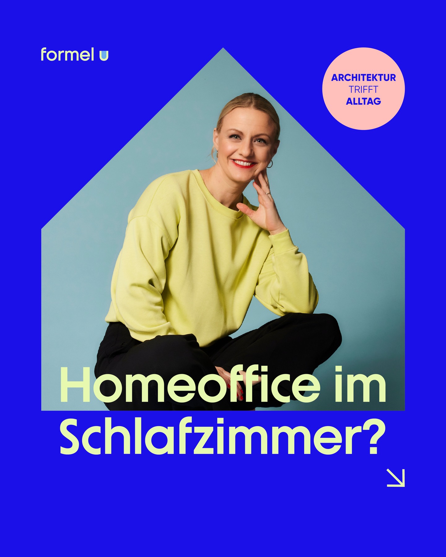 Homeoffice im Schlafzimmer?
Klingt nach Notlösung. Ist aber Realität für viele.
Zwischen Bett und Bildschirm verschwimmen die Grenzen:
→ Privat wird beruflich.
→ Entspannung wird Konzentration.
→ Rückzug wird Raum für To-Dos.
Das Problem?
Schlafräume sind nicht für Calls gemacht.
Und Arbeitsplätze nicht für Erholung.
Aber: Gute Gestaltung kann Gegensätze versöhnen.
So entsteht aus dem Entweder-Oder ein Sowohl-als-auch:
1. Zonierung schafft Klarheit:
→ Vorhänge, Regale oder Teppiche als dezente Raumteiler
→ Farbwechsel an der Wand für mentale Abgrenzung
2. Möbel, die mitdenken:
→ Klappschreibtisch: aus den Augen, aus dem Sinn
→ Rollcontainer: mobil statt dauerhaft präsent
3. Licht, das leitet
→ Direktes Licht für Fokus, dimmbares für Entspannung
→ Unterschiedliche Lichtquellen = verschiedene Stimmungen
4. Akustik für Konzentration:
→ Textilien gegen Hall
→ Noise-Cancelling-Kopfhörer für Ruhe
→ Kleines Türschild: „Bitte nicht stören“
5. Ordnung wirkt Wunder:
→ Boxen und Körbe statt Durcheinander
→ Kabelmanagement mit System
→ Feierabend? Arbeitsplatz verschwinden lassen – visuell oder physisch
Ein Raum. Zwei Funktionen. Nebeneinander, nicht gegeneinander.
Multifunktionalität braucht kein Riesenbudget, nur ein gutes Konzept.
Gerade auf kleinem Raum zählt jedes Detail.
Was du davon hast?
→ Mehr Ruhe.
→ Mehr Konzentration.
→ Mehr Lebensqualität.
Wie sieht dein Arbeitsplatz gerade aus? Zwischen Bettkante und Bildschirm oder klar definiert?
#homeoffice #homeofficedecor
