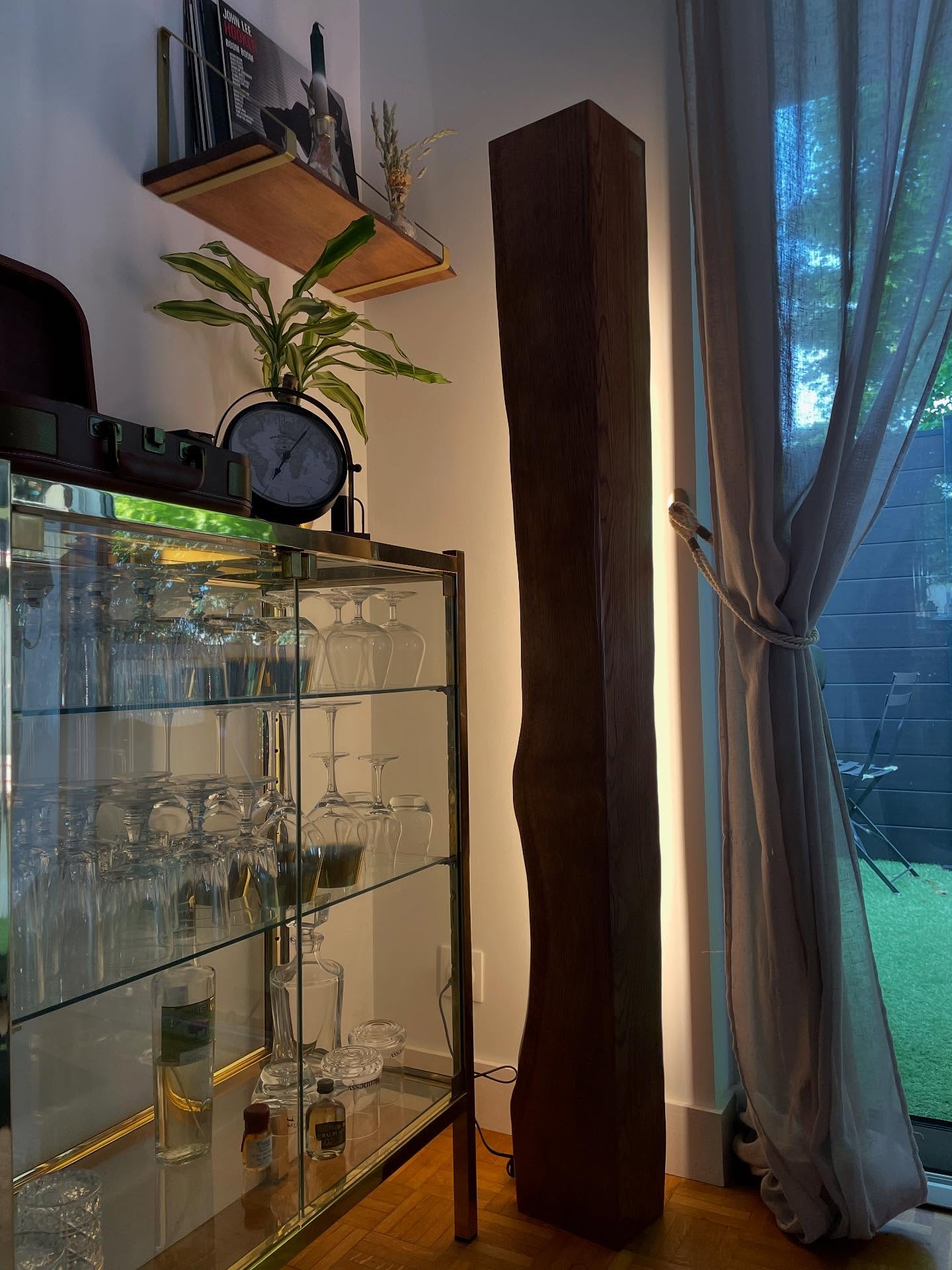 Lampe en chêne massif, travail pour garder un aspect brut. Objectif mélange entre objet déco et lumière d’ambiance. Commande faite pour un cabinet d’ostéopathie, vous pourrez la retrouver chez @antoine.decharette.osteopathe !
Plus de photos disponibles sur le site internet (lien dispo dans ma bio).
.
Simplicité 😌.
.
#menuisier #menuiserie #wood #woodart #woodwork #wooddesign #creation #newproject #work #design #newone #chene #oak #meuble #atelier #woodcreations #life #lifestyle #woodmaker #semperlignum #art #artisan #artisanat #photoshoot #photo #photoftheday #light