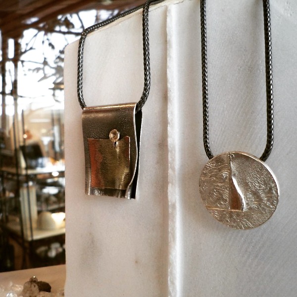 a closer look at our display
camara.nafplio.greece
#camaraworkshop
#nafplio #jewelry
#designjewelry
#handmadejewelry
#unique #silvergold