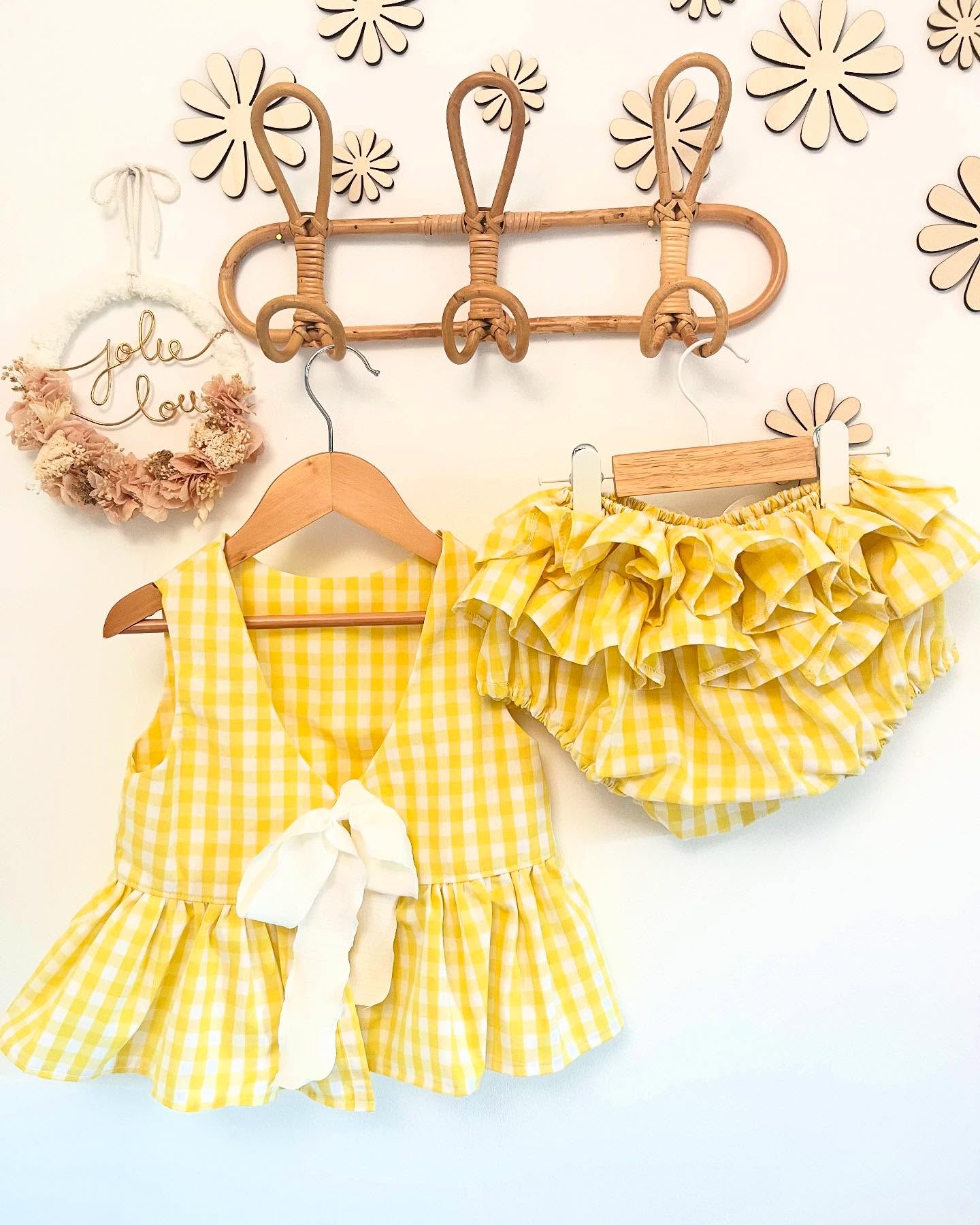 🍋 Ensemble Fleur Vichy🍋
Ce petit ensemble sur vitaminé est un vrai petit rayon de soleil à lui tout seul!
Le vichy un gros crush pour moi, et vous?
#vichy #bloomer #cute #babygirl #summerstyle #créatrice #instafashion #instalook