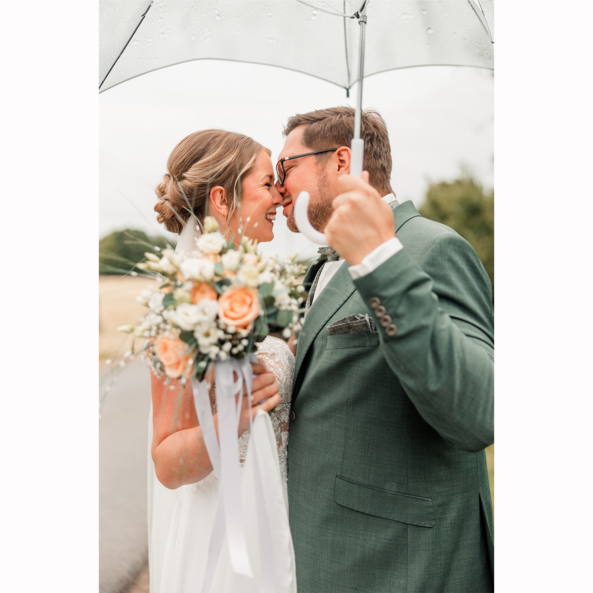 Rain on your wedding day
Tagelang Sonnenschein über Deutschland und dann? Manchmal spielt das Wetter nicht nach Plan. Aber genau das macht den Tag unvergesslich.
An diesem besonderen Hochzeitstag von Julia und Benny hat es fast durchgehend geregnet, zwar nicht in Strömen aber mit nur wenigen Regenpausen. Da gilt nur: Stimmung nicht trüben lassen und die Vorteile sehen!
Denn: Fotografisch gesehen, sind Bewölkung und auch Regen (in Maßen :-)) von deutlichem Vorteil für unsere Hochzeitsbilder!
In einer meiner ersten Lehrstunden der Fotografie habe ich gelernt: „ Diffused light is light, that is difficult to find, but easy to control.“ Und so ist es. Hat man die Lichtrichtung einmal gefunden, kann es los gehen und das Brautpaar kann sich während der Aufnahmen frei bewegen! Wir sind nicht auf den Schatten limitiert, es lassen sich auch am Mittag schöne Aufnahmen zaubern.
Die Regenvorteile sind:
1. Weiches, gleichmäßiges Licht - keine harten Schatten
2. Bewegungsfreiheit, gutes Licht ist (fast) überall
3. Regenschirme, Pfützen, Tropfen, Nebel können kreativ integriert werden
Die Fähigkeit aus jeder Situation das Beste zu machen und wunderschöne Fotos zu kreieren, das ist es, was mich an jedem Hochzeitstag antreibt! Ganz gleich bei welchem Wetter.
#hochzeitsfotografinköln #hochzeitköln #regenfotoshooting #regenhochzeit #weddingintherain #regenfotos #hochzeitsfotos #hochzeitsbulli #hecheltjenshof @_derhochzeitsbulli_ @juliaberendes @festscheunehecheltjenshof @blatt.und.bluete.wedding