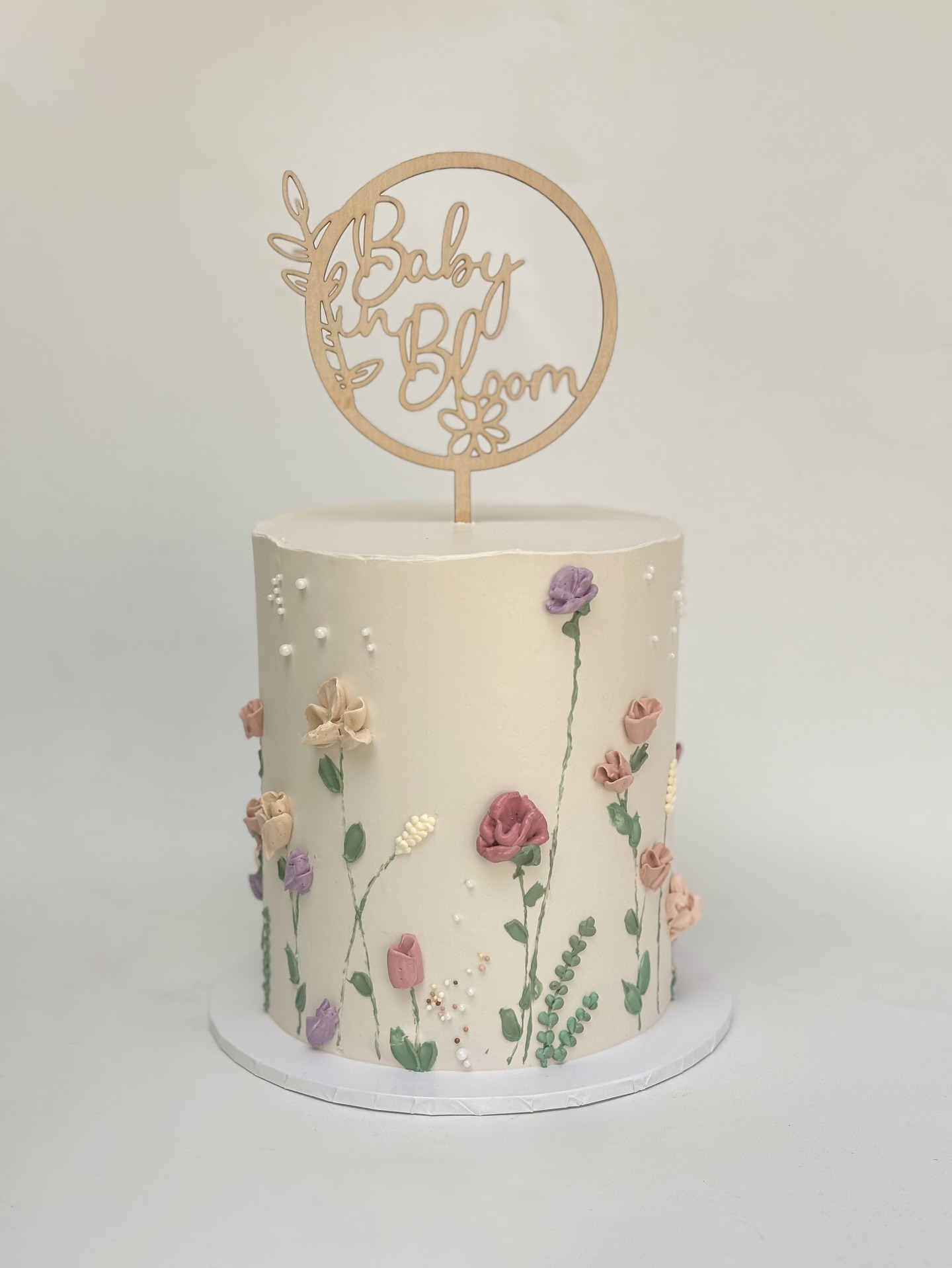 Such a special moment to be asked to create a baby shower cake for my cousin, even more exciting that our little girls ended up 2 weeks apart !
It has been a very long time since I have piped flowers onto a cake and I definitely could go for a refreshing course cause there’s something so cool about buttercream piped flowers I’ve always loved!
Topper by the one and only @chaosandpetals
#babyshowercakes #buttercreampiping #babyinbloomcake #kaikaicakery #buttercreamflower
