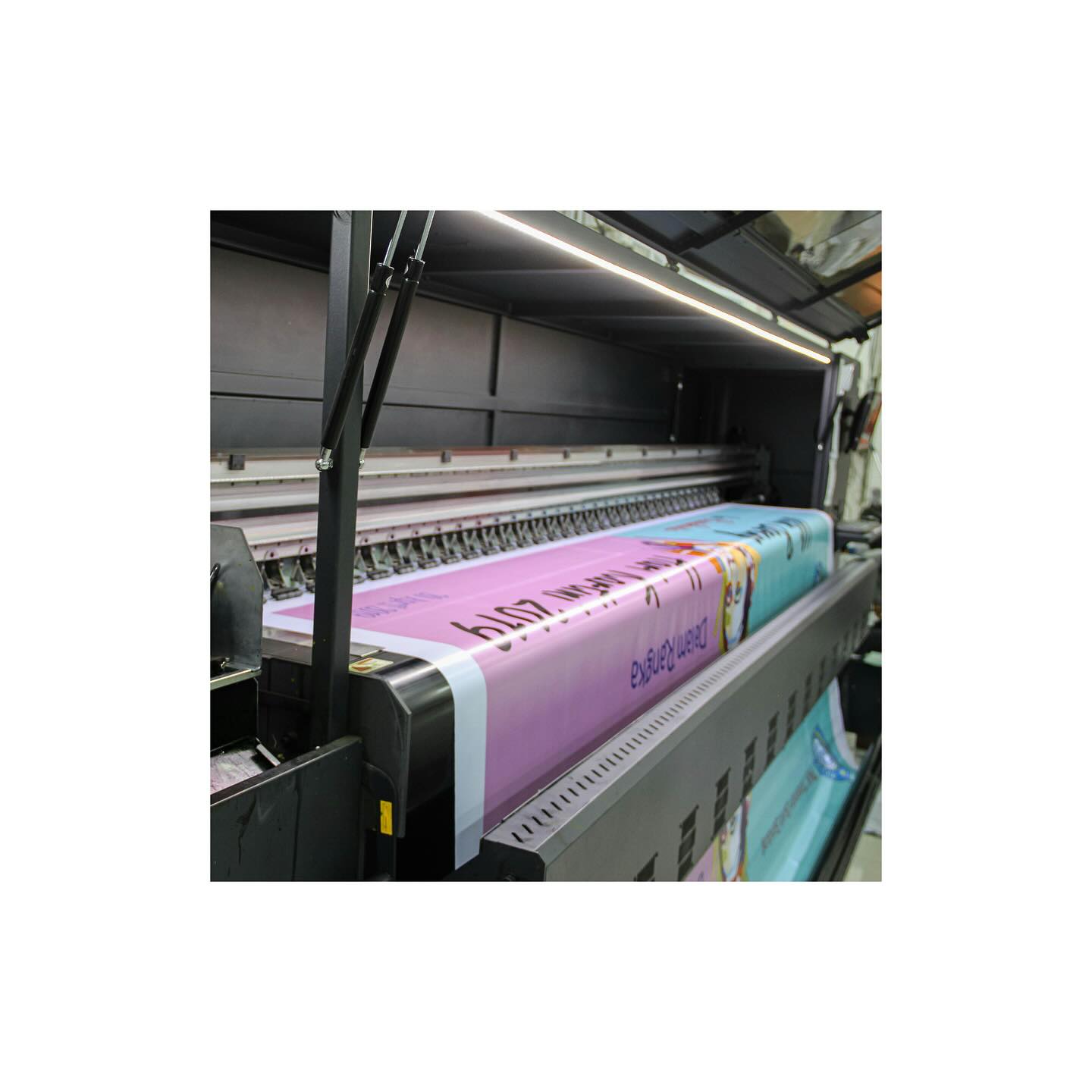 📣 ¿Necesitas IMPACTAR en GRANDE?
En NOVOA Impresores llevamos tus ideas al siguiente nivel con impresión en gran formato y corte personalizado.
✨ Personaliza tus ideas y haz que cada proyecto sea único:
📸 Para fotógrafos que buscan calidad fotográfica.
🎉 Para planners que necesitan decoración espectacular.
🏢 Para empresas que quieren presencia con propósito.
🎯 Elige entre nuestras 4 calidades de impresión:
🟤 Exprés – Rápida y económica
🟠 Outdoor – Perfecta para espectaculares
🔵 Indoor – Alta definición para interiores
🔴 Fotográfica – Máxima fidelidad para tus imágenes
🖨️ Imprimimos en PVC, acrílico, foamboard, cartón, madera ¡y más!
✂️ Con corte Esko que transforma cualquier idea en realidad.
🚀 Haz que tus proyectos impresionen.
⸻
#PersonalizaTusIdeas #GranFormato #ImpresiónCreativa #FotografíaProfesional #EventosInolvidables #BrandingVisual #EskoCutting #NOVOAImpresores #DiseñoMexicano #PublicidadExterior #DecoraciónEventos #ImpresiónFotográfica #ImpresiónLeón #CorteEsko #ImpresiónProfesional