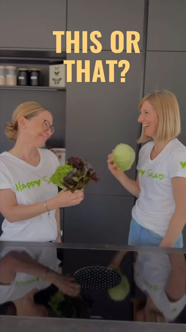 Kopfsalat 🥗 - Der zeitlose Klassiker? Oder doch lieber Lollo Rosso 🌈 - Der bunte Alleskönner? This or That - Welches Team bist DU? Schreib’s uns in die Kommentare!
Schau für leckere Rezepte gerne auf unserem Blog vorbei.
BE HAPPY & STAY HEALTHY 💚
#happysalad #salatsoße #salad #salat #frischundlecker #foodlover #frühlingsküche #gesundessen #salatliebe #reelsdeutschland #foodreels #einfachkochen #familyfood