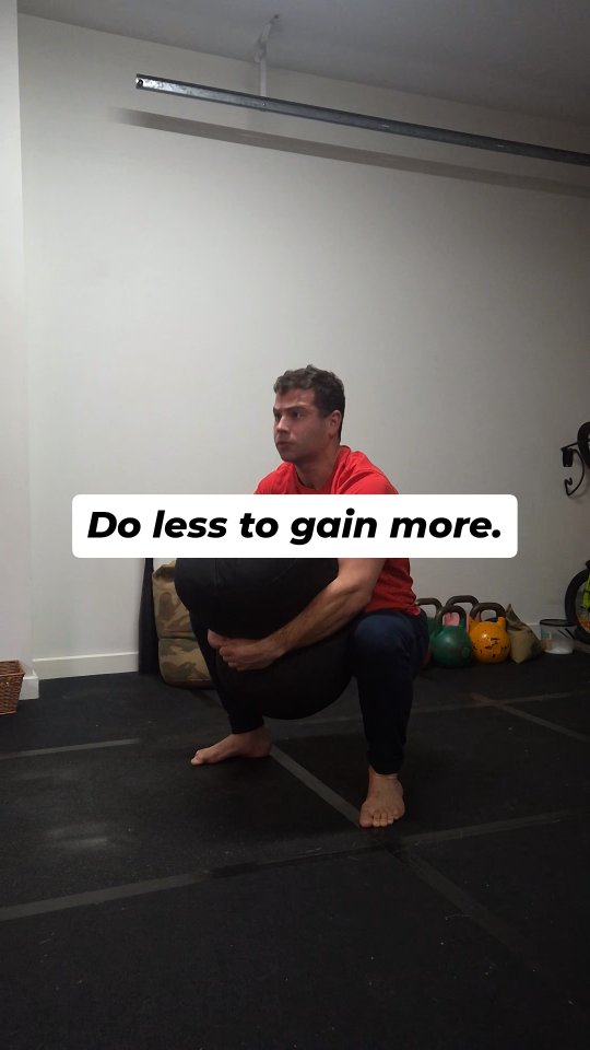 I’m training to press double 48kg kettlebells — but the path had to change.
For a long time, I followed a classic high-volume ladder format.
It worked — until it didn’t.
I actually started getting WEAKER in the press.
Too much volume. Not enough recovery.
More pressing didn’t mean more strength.
The common phrase — “To press a lot, you need to press a lot” — doesn’t always hold.
So I made a change:
🔹 Cut volume drastically (36 - 63 reps ➝ 4–10 reps per session)
🔹 Raised intensity
🔹 Focused on load, not reps
Now I’m running a modified Doug Hepburn method: beginning with a slow build.
— 4 x 1 Double 36kg Military Press
— 8 x 2 Bearhug Squats @ 100kg
I started lighter than prescribed to:
✅ Rebuild clean reps
✅ Recover better
✅ Regain pressing power
After the session, I felt like I could’ve done it again.
Exactly how you want your training to feel when you live a lifestyle of other commitments. Something I use with my clients constantly.