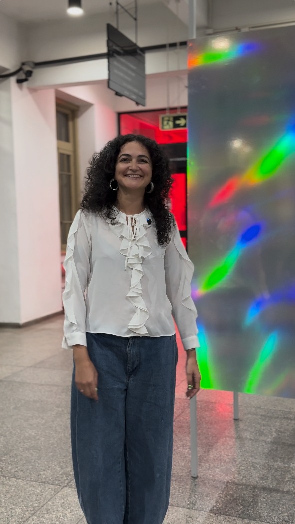 Fernanda Medeiros (@lixo.dourado), curadora assistente da 14A Bienal do Mercosul, faz um convite especial pra você curtir o último final de semana da exposição.
Aproveite os 18 espaços expositivos, abertos gratuitamente:
Casa de Cultura Mario Quintana: sab--dom, 10:00--20:00
Centro Cultural Vila Flores: sab, 09:30--18:30
Cinemateca Capitólio: sab--dom, 14:30--19:00
Espaço Força e Luz: sab, 11:00--18:00
Estação Cidadania Lomba do Pinheiro: sab--dom, 09:00--18:00
Estação Cidadania Restinga: sab--dom, 09:00--18:00
Farol Santander: sab, 10:00--19:00 | dom, 11:00--18:00 (última entrada 1h antes do fechamento)
Fundação Ecarta: sab--dom, 10:00--18:00
Fundação Iberê Camargo: sab--dom, 14:00--18:00 (última entrada)
Fundação Vera Chaves Barcellos: sab--dom, 09:30--17:00
Goethe-Institut Porto Alegre: visitação possível a qualquer hora
Instituto Ling: sab, 10:30--20:00
Museu da Cultura Hip Hop RS: sab, 9:00--12:00, 14:00--17:00
Museu de Arte Contemporânea do Rio Grande do Sul - MAC-RS: sab--dom, 10:00--19:00
Museu de Arte do Rio Grande do Sul - MARGS: sab--dom, 09:00--19:00 (última entrada às 18:00)
Museu do Trabalho: visitação possível a qualquer hora
Pop Center: sab, 09:00--19:00
Usina do Gasômetro: sab--dom, 09:00--17:00
Apresentado por: @petrobras
Produção: Fundação Bienal do Mercosul
Apoio Institucional: @unescobrasil, @tjrsoficial, @ccmarioquintana, @museumargs, @farolsantander, Procempa e Bancos Sociais, @instituto.ling, @institutocervantesportoalegre, @eflcultural, @instituto.rouanet, @fundacaoibere e @pucrs
Apoio: @irigaray.guindastes, @lojaspompeia, @gangoficial, @riograndeseguros, @iguatemipoa, @agibank, @vulcabras.oficial, @dufriorefrigeracao, @roxcode.io, @brdeoficial e @art.hoteltransamerica
Media Partner: @grupo_rbs
Apoio Premium: @lojasrenner, @bluevillealimentos e @gerdau
Patrocínio: @crown.embalagens, @caixa, @prefpoa e @governo_rs
Patrocínio Master: @santanderbrasil @banrisul
Financiamento: PRÓ-CULTURA - Lei Estadual de Incentivo à Cultura - #proculturars @sedac_rs #culturaessencial
Realização: Lei Federal de Incentivo à Cultura
#14BienalDoMercosul #BienalDoMercosul #BienalDoMercosul2025