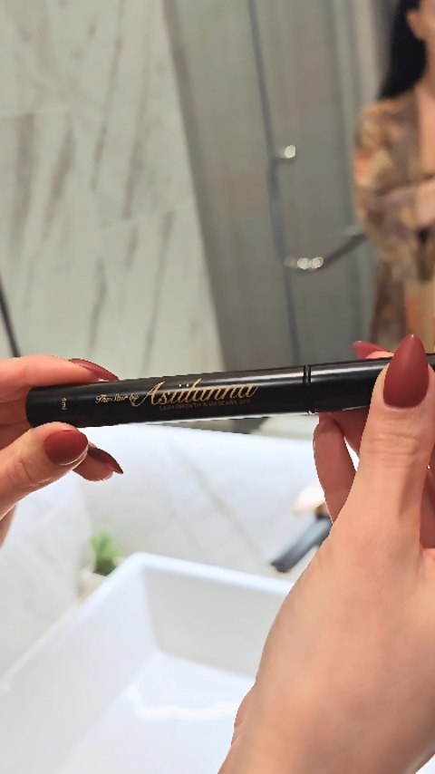 Lash Growth & Mascara 2in1.
Pure ingredients & smudge‑resistant 38°C warm water removal mascara mixed with eyelash serum to boost natural lash growth.
#lashesbyasiilanna #lashgrowthandmascara2in1 #plantextracts #naturalcosmetic #plantpower #mascara #tubingmascara #naturalmascara