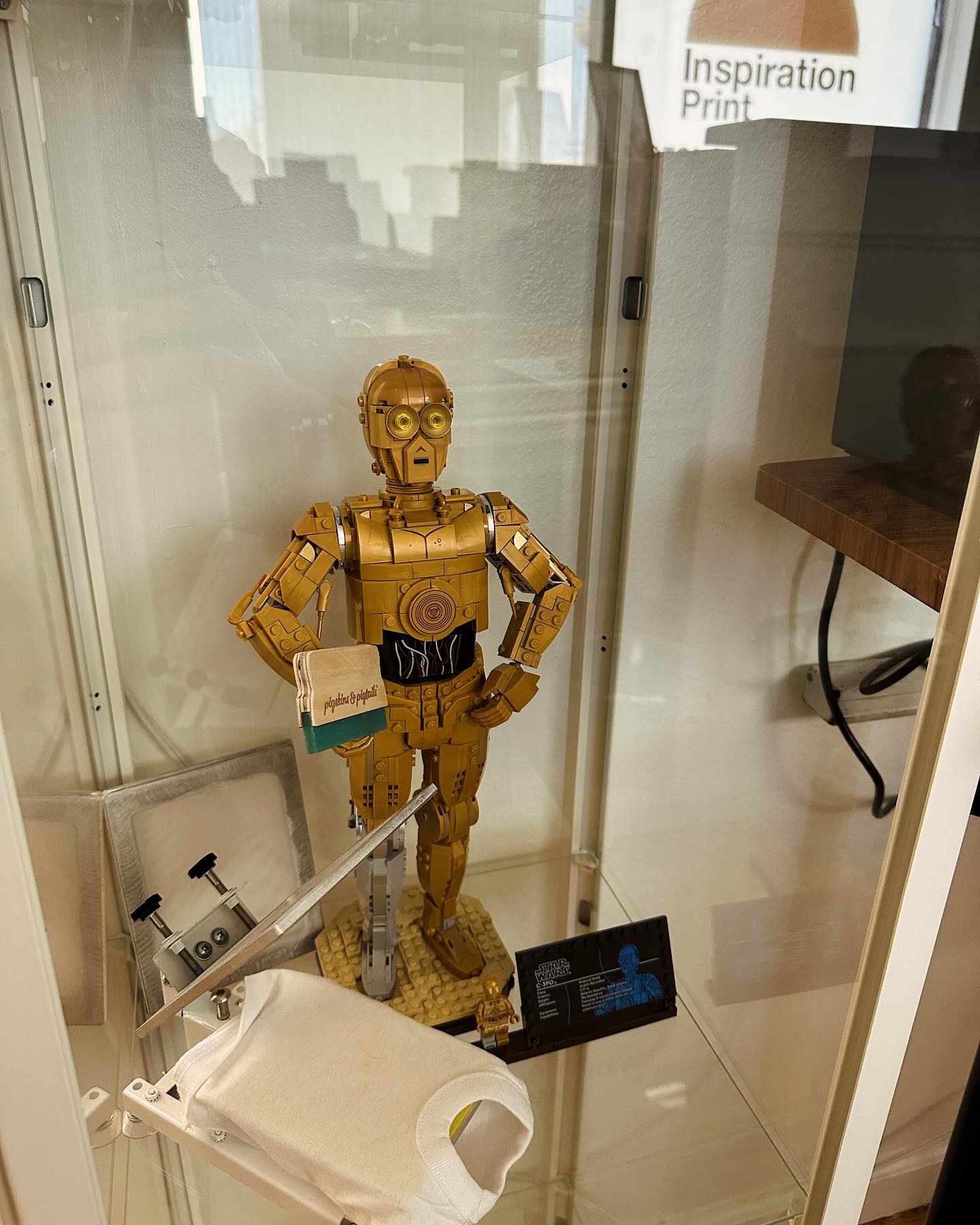 He may be fluent in over 6 million forms of communication, but around here 3CPO only needs one,screen printing!!🎨🤖🖌️
From the galaxy to the inspiration print shop he’s holding it down next to our mini press trophy from Long Beach Print Expo.
#ThePrintIsStrongWithThisOne
#DroidOnDuty #InspirationPrint #MakerSpace #StarWarsMeetsScreenPrint #LEGOArt #ShopGoals”#ryonet #pigskinsandpigtails #screenprinting