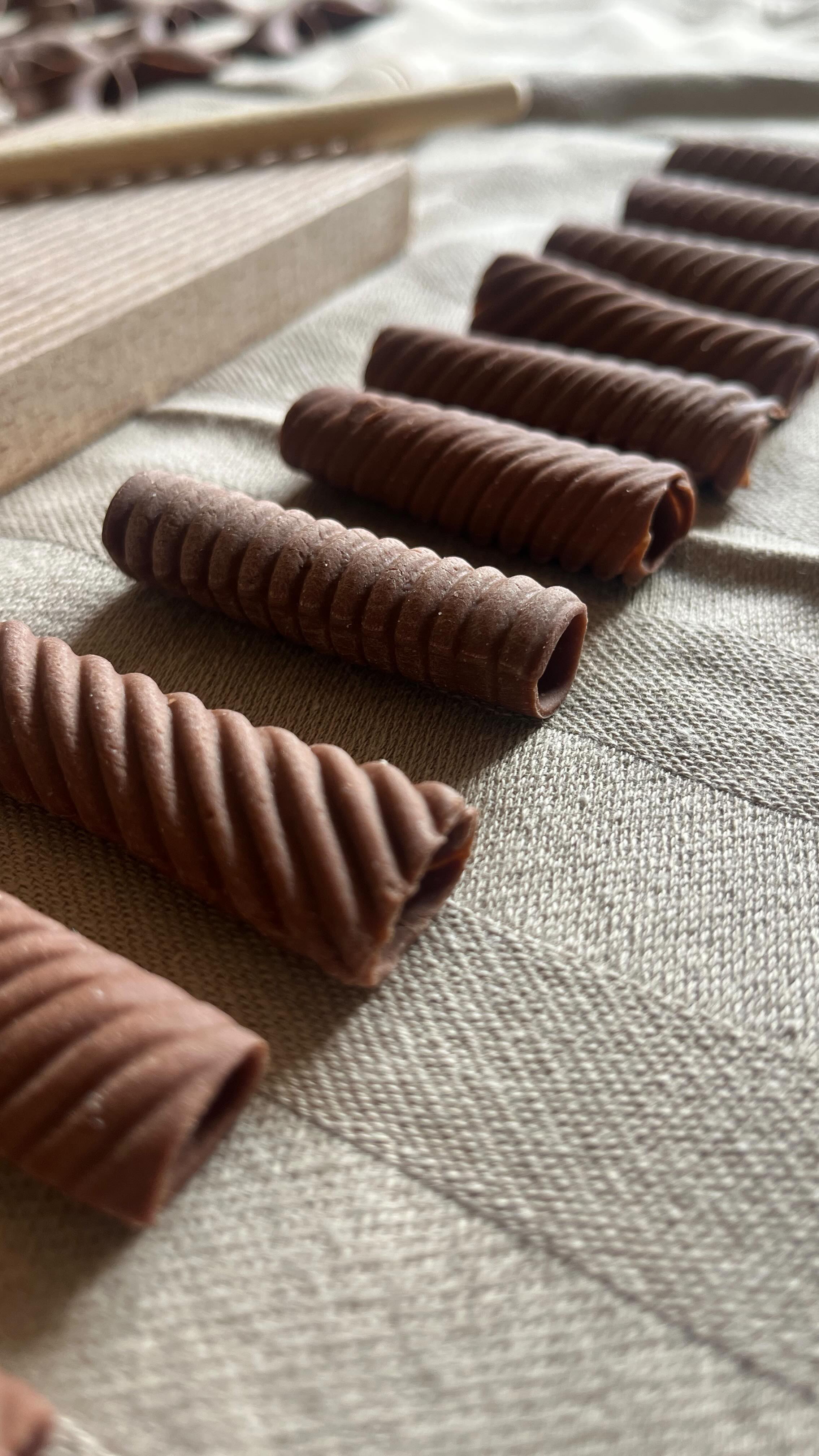 Rolling rigatoni in real time. Psssst, the velvety brown comes from a tablespoon of cocoa powder added to a classic semolina dough 🤎
•
•
•
•
•
#freshpasta #pastafresca #homemadepasta #pastalovers #foodie #eattheworld #foodforthesoul #goodmoodfood #pastalover #feedfeed #italiancooking #onmytable #girlswithgluten #chosepasta #foryoupage #explore #workshop #pastatools #italiantools #brasspastatools #madeinitaly