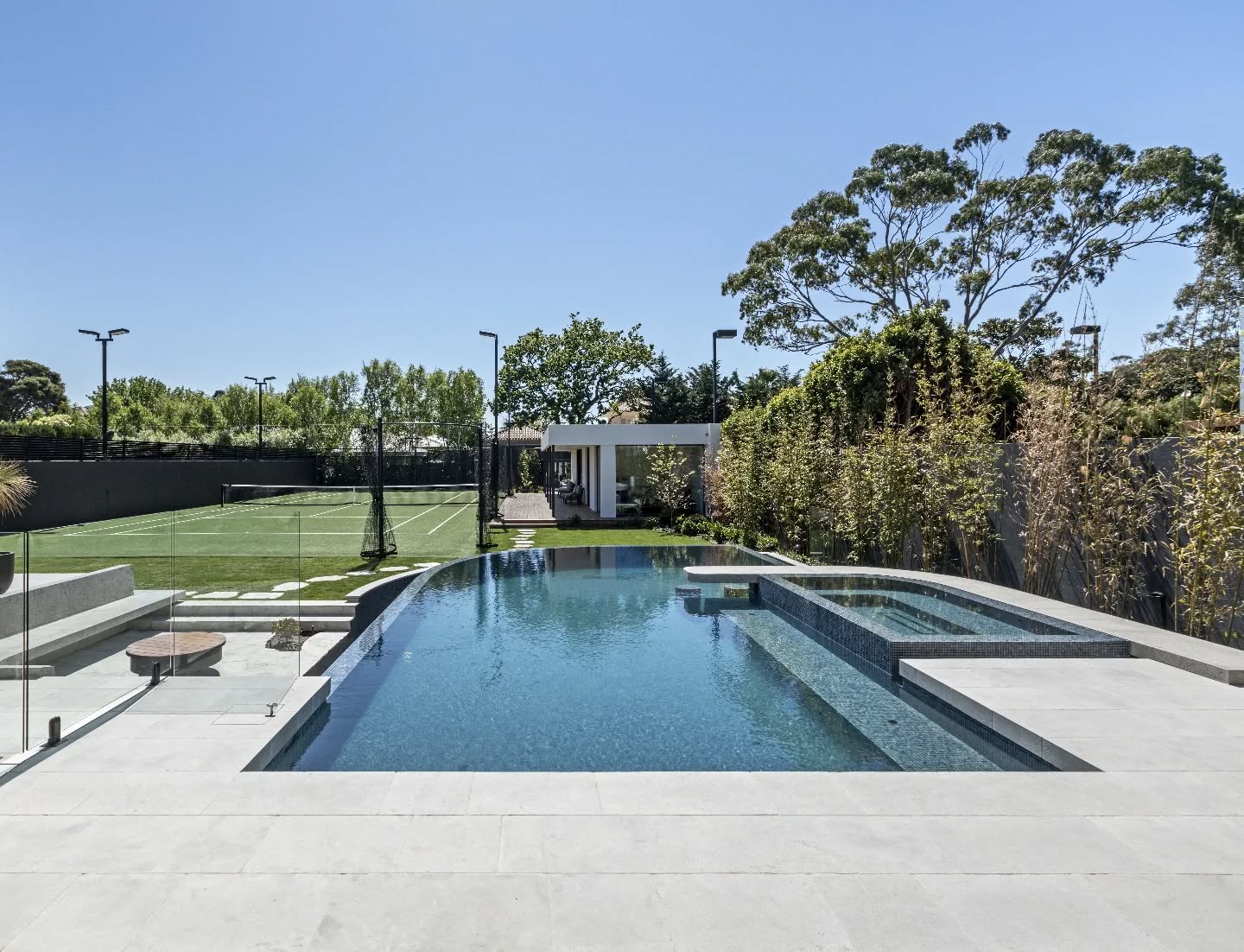 Backyard perfection 🏊♀️💧🏝