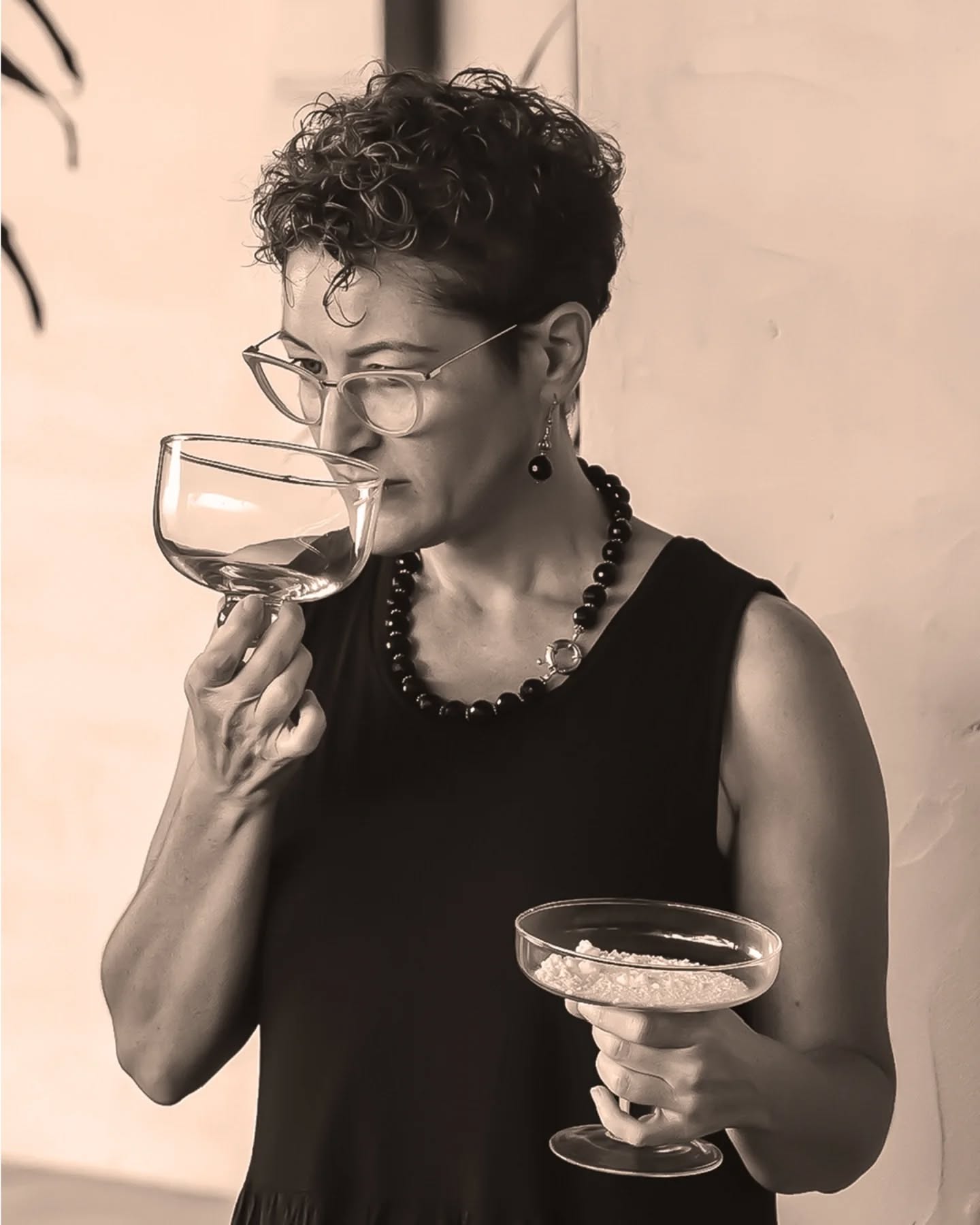 "Virtus, a Latin word for virtue, is a fragrance that evokes a sea of emotions. It embarks on a journey from the chains that imprison, that keep the spirit captive, that force the will, to the release and the virtue of letting go. The heart of Virtus reveals that the energy we carry is borrowed, and one day we must return it.
Virtus is not just a perfume, it's a passage, a reflextion, a return to what ground us. An olfactory journey for those who carry both fire and calm in their soul".
-Angela Ciampagna
#AngelaCiampagna #Virtus #AltaProfumeriaArtigianale #NichePerfume #FragrancePoetry #PerfumeArt #OlfactoryJourney #ScentOfVirtue #ModernAlchemy