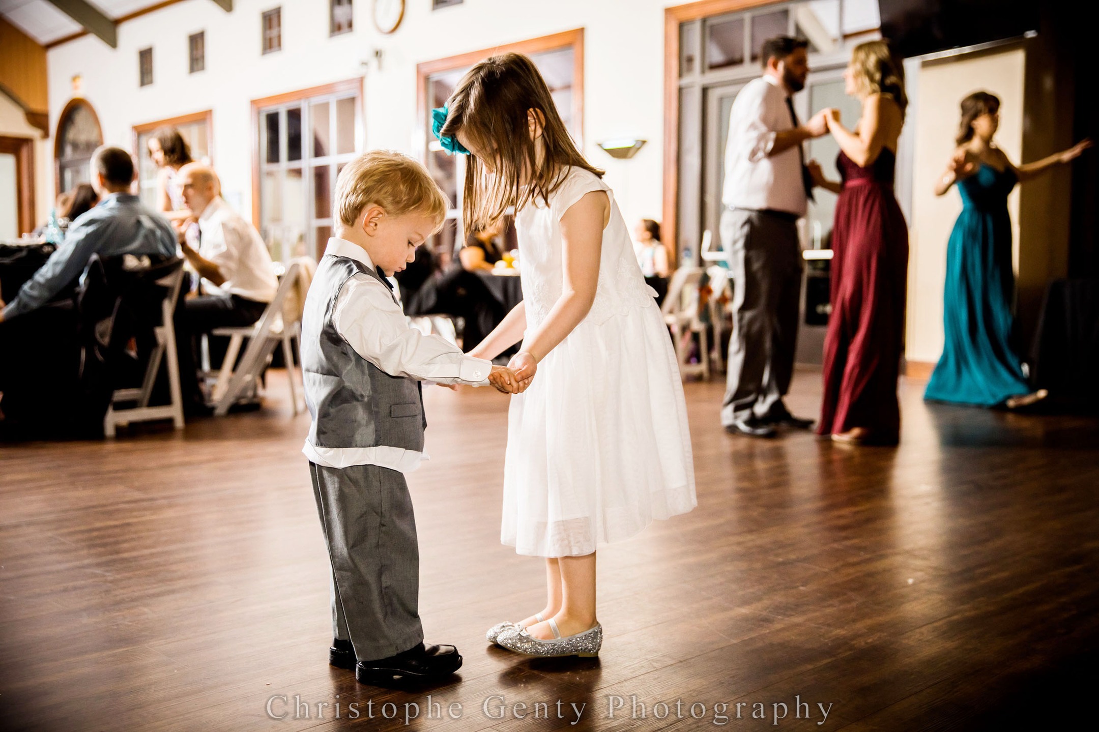 A little bit of magic on the dance floor ✨
First, they studied their hands like pros… then came the moment they locked eyes.
The flower girl and ring bearer—completely unaware they just created the sweetest memory of the night. 💛
#TinyDancersBigHearts #FlowerGirlAndRingBearer #WeddingReceptionMagic #SweetMoments #CandidWeddingJoy #NapaWeddingPhotographer #napaphotographer