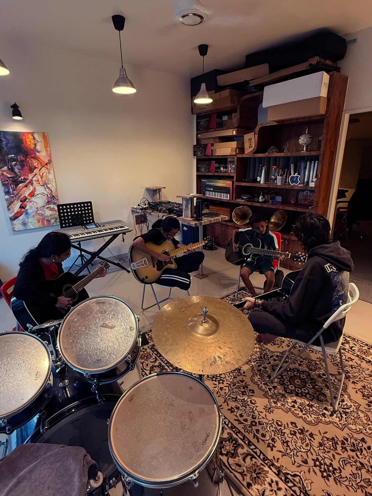 some fingers fumble, some laughs happen, slow and steady is the name of the game 🎸every little progress counts because let’s be real, learning guitar isn’t about speed, it’s about sticking with it.