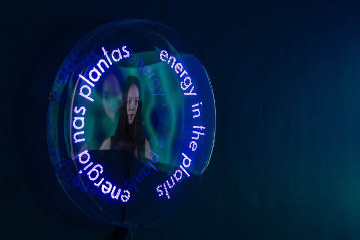 Tang Han trabalha com filme, vídeo, instalação e pintura, recorrendo a materiais históricos para responder a questões contemporâneas sobre as intersecções entre ecologia, feminismo e cultura de consumo. Comissionada pela 14ª Bienal, a artista apresenta dois trabalhos que partem de plantas medicinais: a instalação Rhizoming Wind: Forecasting e a adesivagem vinílica Ginkgo and Other Times.
A instalação na Fundação Ecarta explora os usos, na medicina chinesa, da orquídea Gastrodia elata, conhecida por tratar as chamadas “doenças do vento”, relacionadas ao sistema nervoso, como derrames e enxaquecas. Já a adesivagem vinílica na Casa de Cultura Mario Quintana parte da Ginkgo biloba, considerada um fóssil vivo, pois existe há mais de duzentos milhões de anos. A obra está vinculada ao filme de mesmo título, que a artista produziu, em 2023, e no qual explora a ética ecológica na escrita sobre a natureza e nos antigos contos populares chineses. Inspirada na ficção científica botânica, no taoísmo e na tecnologia de ponta, Tang revela conexões negligenciadas por nossos sentidos mais fundamentais na composição da vida e de seus ciclos de transformação.
Aproveite para conhecer o trabalho de @_tang_han na @fundacaoecarta e na @ccmarioquintana.
Texto por Taís Cardoso
📷: @thieleelissa.foto
English version in the comments.
Apresentado por: @petrobras
Produção: Fundação Bienal do Mercosul
Apoio Institucional: @unescobrasil, @tjrsoficial, @ccmarioquintana, @museumargs, @farolsantander, Procempa e Bancos Sociais, @instituto.ling, @institutocervantesportoalegre, @eflcultural, @instituto.rouanet, @fundacaoibere e @pucrs
Apoio: @irigaray.guindastes, @lojaspompeia, @gangoficial, @riograndeseguros, @iguatemipoa, @agibank, @vulcabras.oficial, @dufriorefrigeracao, @roxcode.io, @brdeoficial e @art.hoteltransamerica
Media Partner: @grupo_rbs
Apoio Premium: @lojasrenner, @bluevillealimentos e @gerdau
Patrocínio: @crown.embalagens, @caixa, @prefpoa e @governo_rs
Patrocínio Master: @santanderbrasil @banrisul
Financiamento: PRÓ-CULTURA - Lei Estadual de Incentivo à Cultura - #proculturars @sedac_rs #culturaessencial
Realização: Lei Federal de Incentivo à Cultura