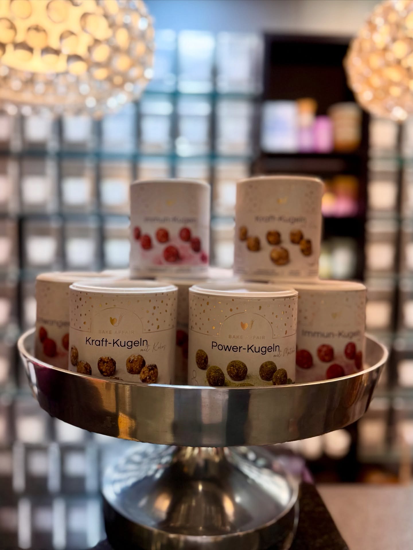 Für einen Energieschub zwischendurch 💪🏽
Unsere Vitaminkugeln sind kleine Kraftpakete, die nicht nur lecker, sondern auch gesund sind.
Speziell unsere Power-Kugeln mit Matcha und Vitamin B-Komplex sind der ideale Energiekick für deinen Alltag. Matcha, ein Grünteepulver aus Japan, liefert natürliche, langanhaltende Energie und wirkt antioxidativ. Pantothensäure (B5) unterstützt den Energiestoffwechsel und die geistige Leistung, während Niacin (B3) zur psychischen Gesundheit beiträgt. Schnell zubereitet, helfen dir die Power-Kugeln, Energie-Tiefs, Konzentrationsschwäche und Müdigkeit zu überwinden. Perfekt für einen aktiven Lebensstil.
.