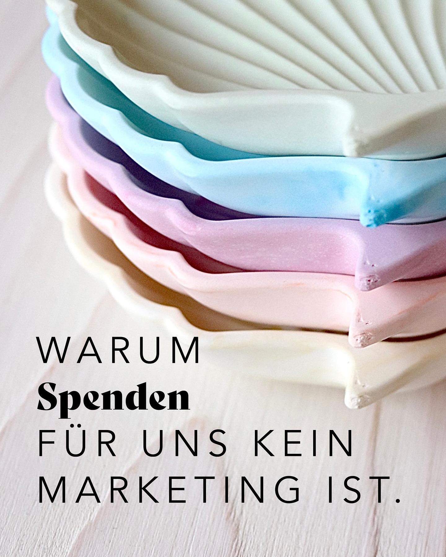 Weil Schönes noch schöner wird, wenn es Gutes bewirkt.
2€ jeder Bestellung gehen an Organisationen, die uns am Herzen liegen – für Frauen, Kinder oder Tiere. Weil wir glauben, dass Geben Teil des Kreislaufs ist.
Danke, dass du Teil davon bist. 🫶🏼