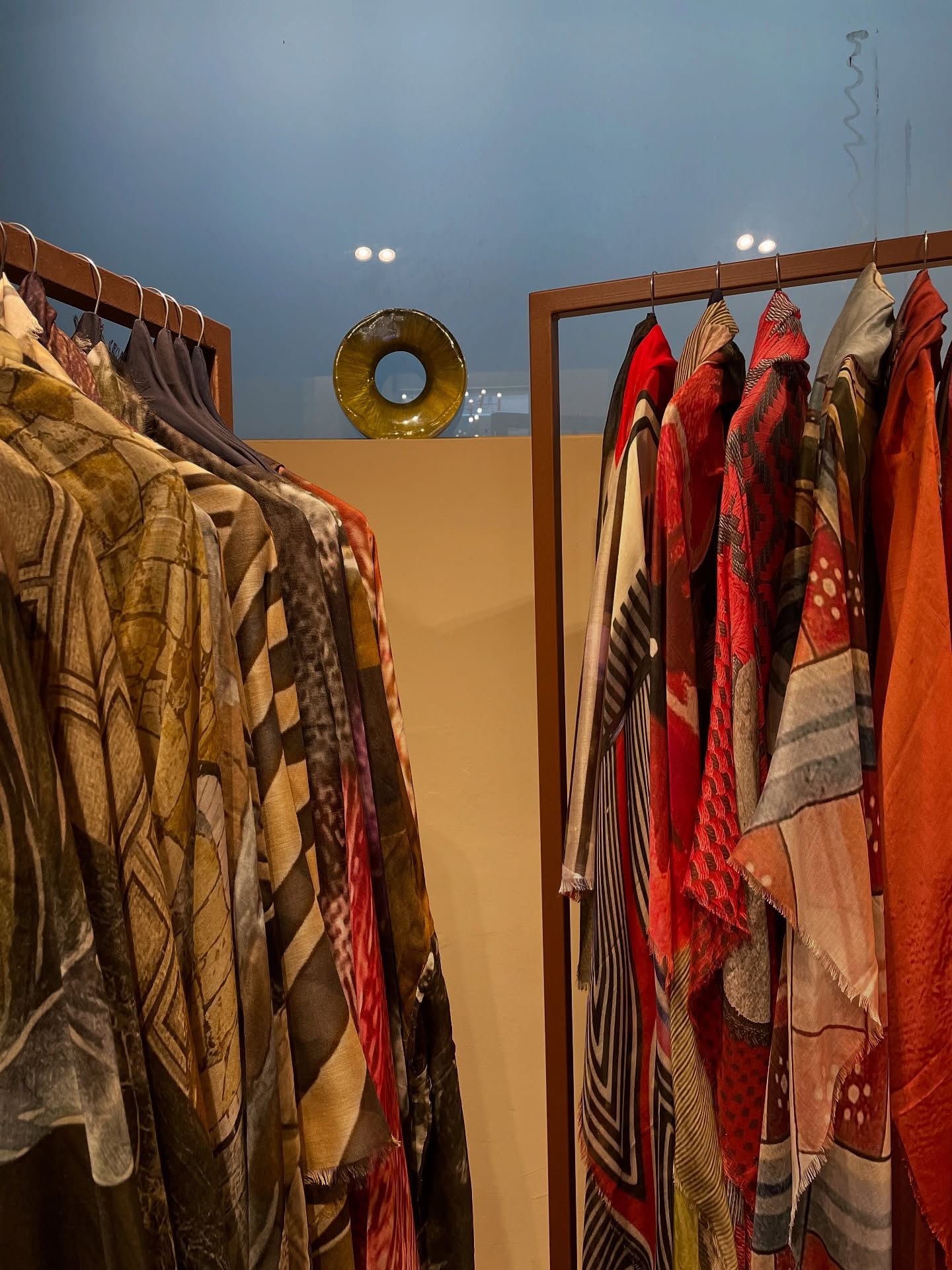 Endroit magnifique pour mes Maxifoulards
• #fashion
• #style
• #ootd (outfit of the day)
• #accessories
• #scarfstyle
• #fashionaccessories
• #maxifoulard
• #foulard
• #modaitaliana
• #madeinitaly #madeincomo