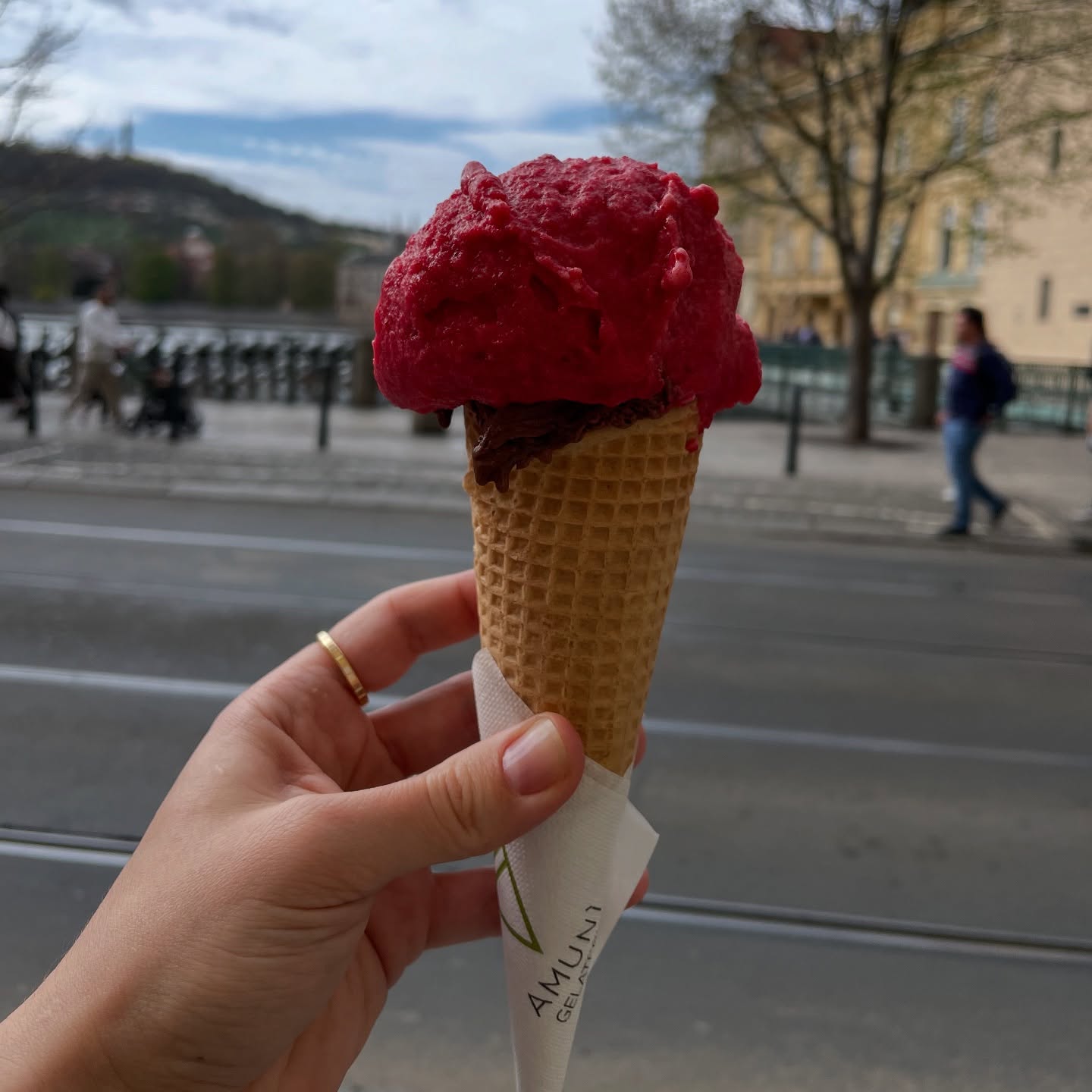 Osvěžení má mnoho podob 🥂🍦🧊 takže ať už máte v tenhle (konečně) letní den chuť na domácí gelato nebo negroni, stavte se. Těšíme se na vás ☀️
- - -
Refreshment comes in many forms 🥂🍦🧊 so whether you’re into homemade gelato or a negroni on this (finally) summer day, come by. We look forward to seeing you ☀️
.
.
#amunì_praha #praguerestaurant #italianrestaurant