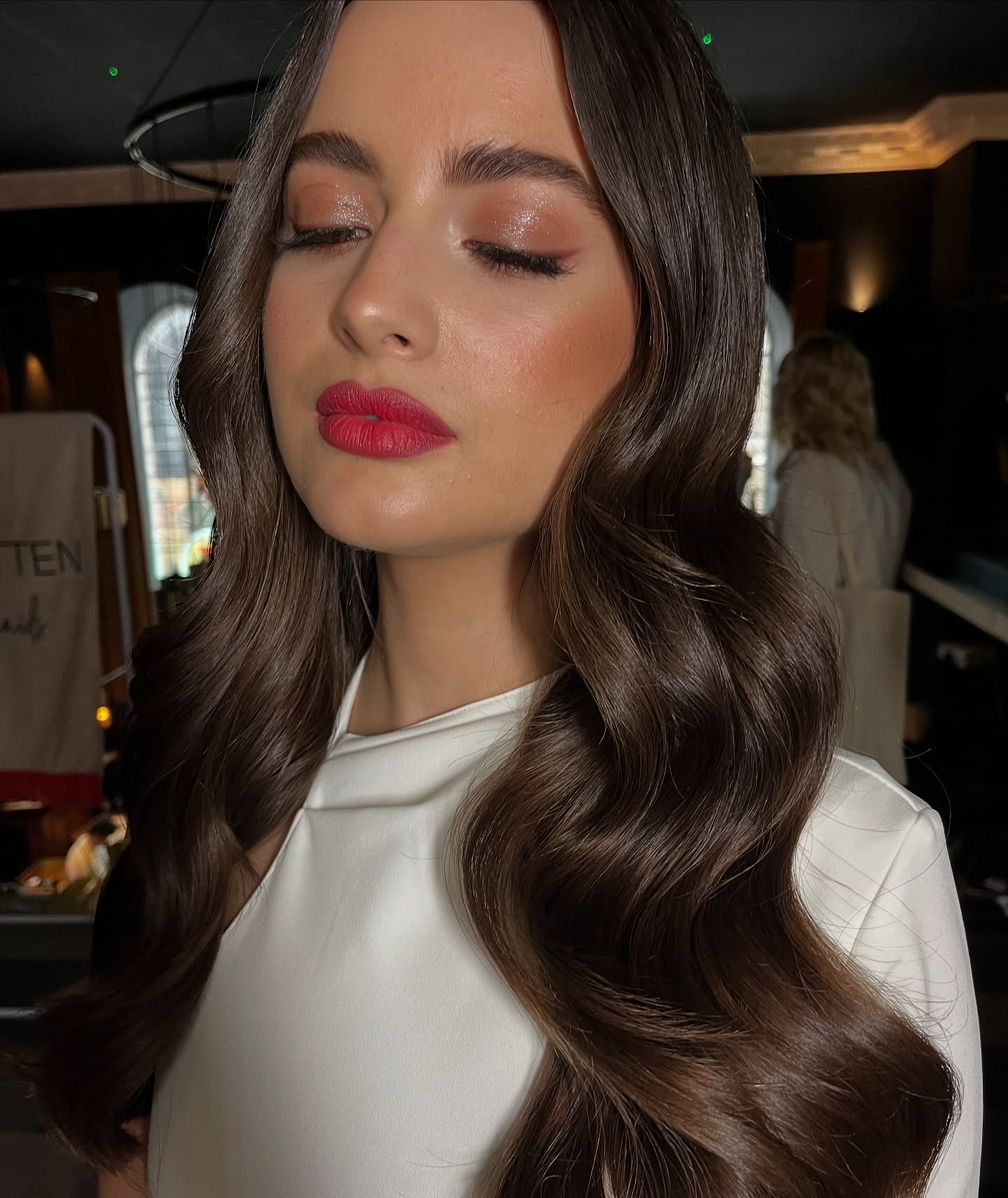 A little glimmer on the eye and a stained lip ✨💫
A perfect transitional evening look with a bouncy, soft wave 🤍