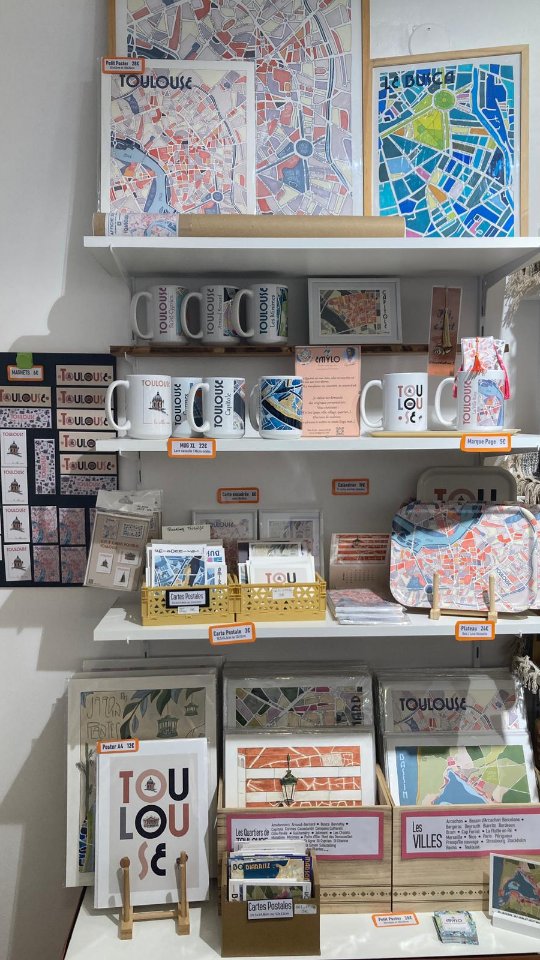 ☀️L'été arrive, c'est le moment de refaire les stocks pour la saison des marchés et des touristes 😉.
Et la nouveauté, c'est mon imprimante jet d'encre Canon pro 200 !! Un gain de temps et d'autonomie incomparable :
👉 je peux tester le rendu des scans de mes originaux et ajuster au mieux les couleurs,
👉 pour les commandes personnalisées et les petites quantités, je peux désormais imprimer les affiches moi-même avec une qualité impressionnante !
Je précise que je ne suis pas rémunérée par la marque 😉
@canonfrance
#affichespersonnalisées #prints #printsforyourhome #selfmadeprint #canonpro200 #impression #imprimantejetdencre #illustratricefrançaise #plandeville