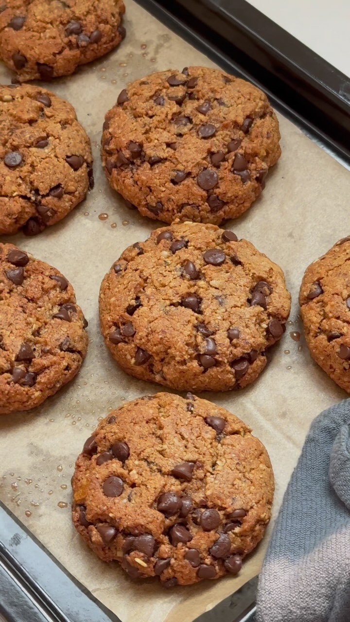 🍪 BISCUITS SANS GLUTEN AUX NOISETTES & PÉPITES DE CHOCOLAT 🍫
Gluten-Free Hazelnut Chocolate Chip Cookies
✨ INGRÉDIENTS :
- 85g de poudre de noisettes
- 30g de sucre de coco
- ½ cuillère à café de bicarbonate de soude
- 80g de beurre de noix (ou autre beurre végétal)
- 20g de granola concassé @lesgranolasdejenny
- 50g de pépites de chocolat
- 1 œuf
- 1 pincée de sel
👩🍳 PRÉPARATION :
- Dans un saladier, fouette le beurre de noix avec l’œuf
- Ajouter la poudre de noisettes, le sucre de coco, le bicarbonate de soude, le sel, le granola concassé et les pépites de chocolat
- Mélange bien jusqu’à obtention d’une pâte homogène
- À l’aide d’une cuillère à glace ou d’une cuillère à soupe, forme des boules de pâte et dispose-les sur une plaque recouverte de papier sulfurisé
- Enfourne à 170 °C pendant 12 minutes
Laisse refroidir complètement avant de déguster!
#lesgranolasdejenny #granola #cookies #chocolatechipscookies #glutenfreerecipes #sansgluten #glutenfrei #chocolate #yummyyummy #recettefacile