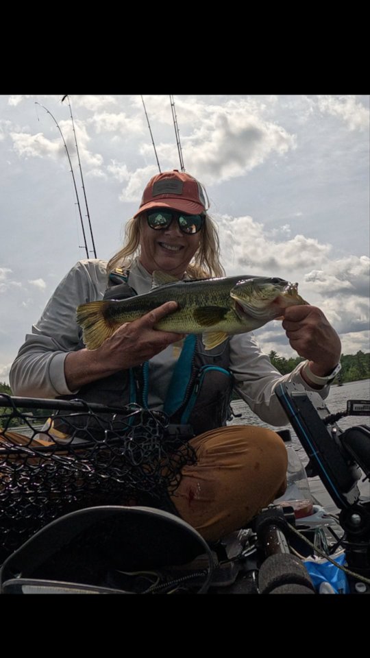 Here's one for Fish Flop Friday! Another fun catch from last weekend. I'm gearing up for this weekend, Lady Slayers online June event, if you haven't registered yet, it's not too late!
🎣
#slaynationtournamentfishing #slayingacrossthenation #LadySlayers #fishingonthebrain #fishingobsession #basstournaments #bassfishing #fishlove #kayakfishing #FishNH #hobiefishing