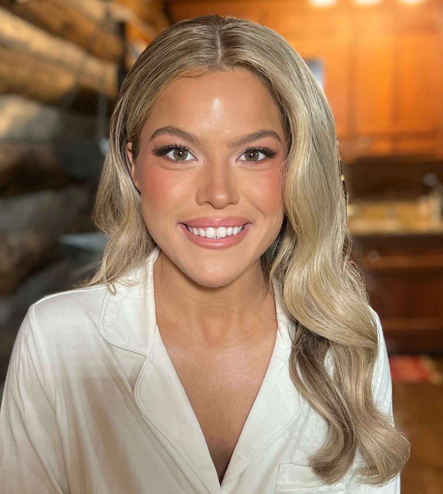 A B B Y 5.31.25 🤍 her goals: glowy, bronzy, subtle makeup for her wedding day! I think we did just that 🫶 Abby also chose to not have a trial run, and so we just talked through what she likes, dislikes and had some inspo photos to help achieve her perfect bridal look 🥰
assisting mua - @mocasesthetics Alyssa ✨
hair - @alliepowellhair ✨
venue- @barnatbayhorse cabin ✨
#indianapolismakeupartist #indymakeupartist #indianamakeupartist #professionalmakeup #bridalmakeup #indybrides #indywedding #indianapoliswedding #travelmua #cincinnatiweddings #louisvillewedding