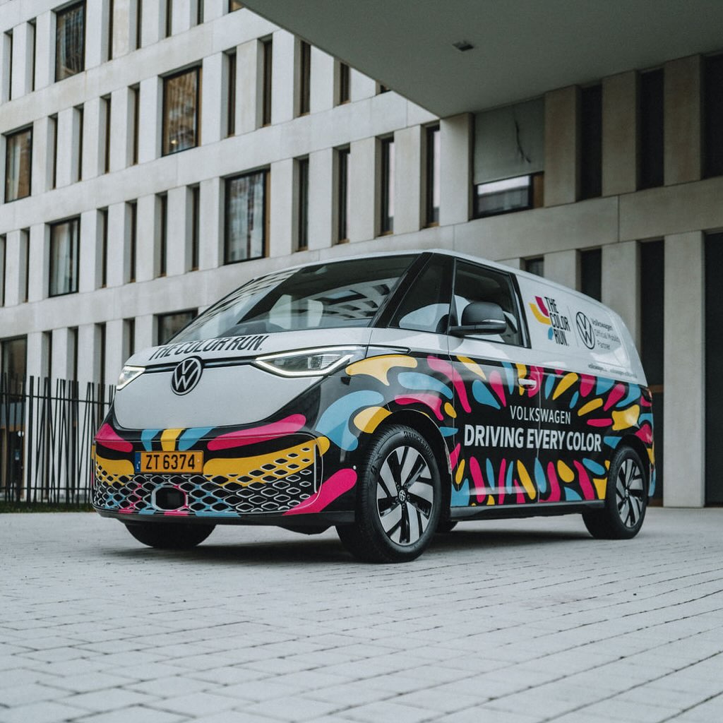 Color meets horsepower! Thanks to @volkswagenluxembourg for bringing music to the course with their DJ car 🎶🚗🌈