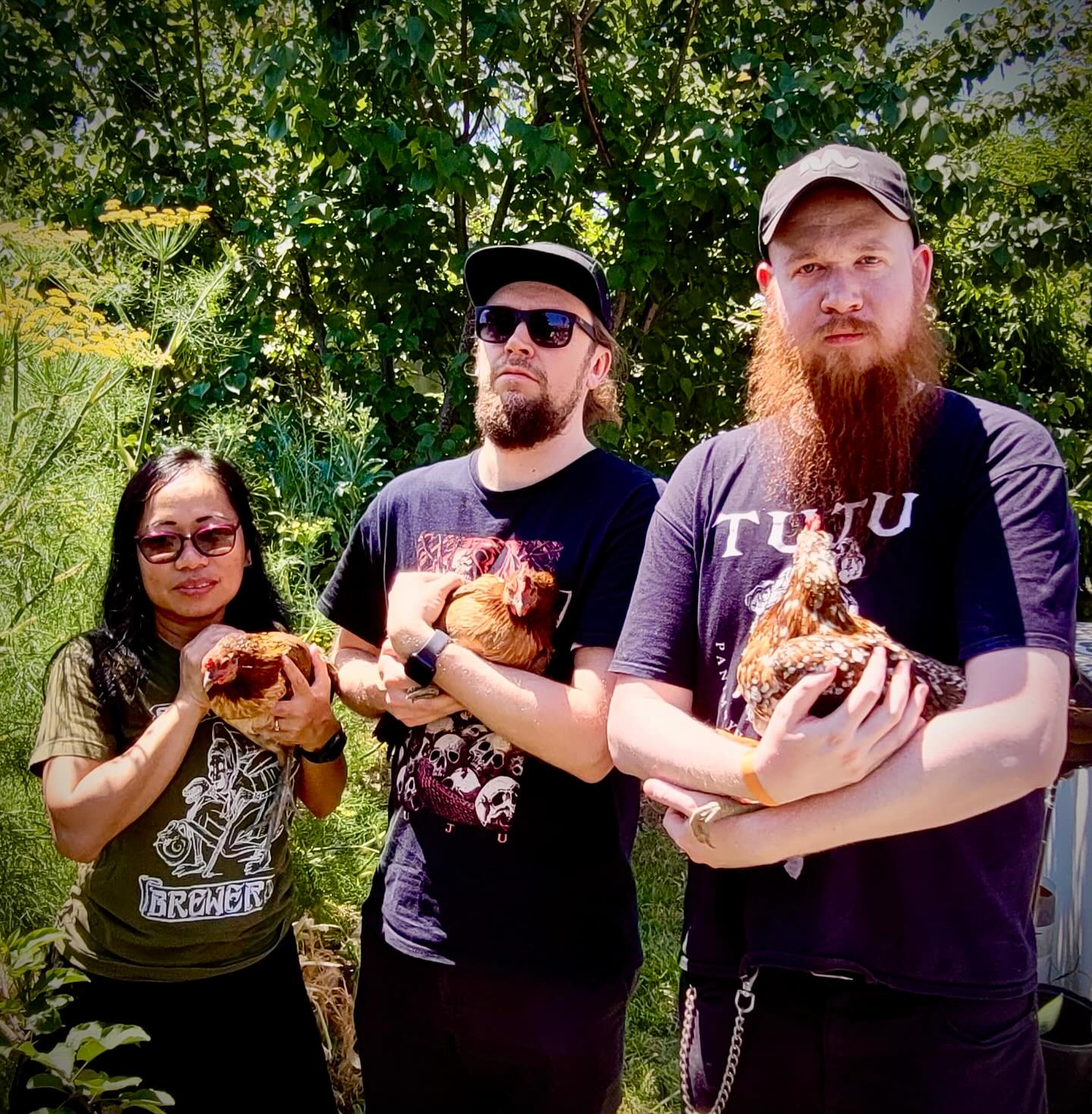 Coyotes, and serpents, and chickens…oh my! 🇺🇸
Today we’re back in Southern California, foraging for botanicals for a special wild ale collab with our friends at @sourcellars ! We’ve been hiking through the mountains, field-handing in backyards, and encountering all sorts of wild beasts along the way!*
This crazy concoction features a brilliant Zinfandel barrel-aged wild ale base blended with an in-your-face bouquet of Thai lime leaves and peel, fennel, California laurel bay leaves, and Cuban oregano, all of which were freshly harvested today by our combined brewery teams! Expect this wicked wild to have an exceptionally herbal, almost absinthe-like flavor profile, with soft aromas of citrus oil, licorice, and tropical spices.
This has been an absolutely incredible trip and we would like to extend a huge thank-you to Chintya and Bryan for being exceptionally gracious hosts! Amazing people making amazing beers, wines, and meads! Stay tuned for their visit to our brewery soon! We have a special Sour Cellars tasting event at the Tuju Taproom on Wednesday, 11.06, at 18:00! Don’t miss it!
*No chickens were harmed during the making of this beer, but the sales rep may not be able to feel his feet…
——-
Kojootteja, käärmeitä ja kanoja… herra siunaa! 🇫🇮
Tänään olemmekin Etelä-Kalifornian vuoristoissa etsimässä raaka-aineita yhteistä villioluttamme varten ystäviemme @sourcellars kanssa! Päivän ohjelma on sisältänyt hikistä vaellusta vuorilla, raaka-aineiden etsimistä takapihalta ja erilaisia kohtaamisia villieläinten kanssa.
Päivän tynnyriblendauksemme sisältää Zinfandel-tynnyrikypsytetyn oluen, johon on sekoitettu itsekerättyjä thaimaalaisia limen lehtiä, fenkolia, kalifornialaisia laakerinlehtiä ja kuubalaista oreganoa. Lopputulos tulee sisältämään yrttistä ja absinttimaista makuprofiilia, jossa on pehmeä sitrusöljy, lakritsi ja trooppisten mausteiden paletti hellii makuhermoja.
Uskomaton päivä ollut täällä Rancho Cucamongassa ja suuri kiitos Chintyalle ja Bryanille poikkeuksellisen ystävällisestä isännöinnistä!