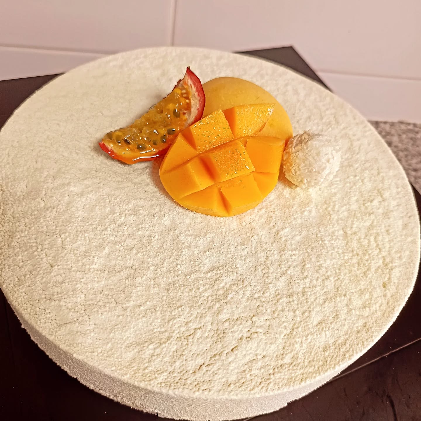 Une escale vers les tropiques 🌴🏝️🥥.
#ambiancetropicale #entremet #lesgateauxdenoe