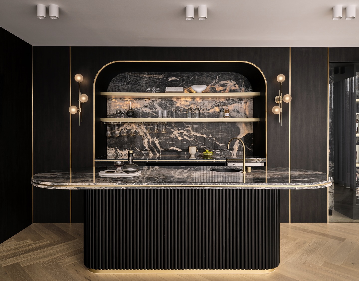 Home bar @ Project 221
.
#luxurybar #vibe #interior #sydneyhome
.
Photographer @ryanlphoto
Styling @roryjamescarter
Stone @overlooktiles
Flooring @woodcut_aus