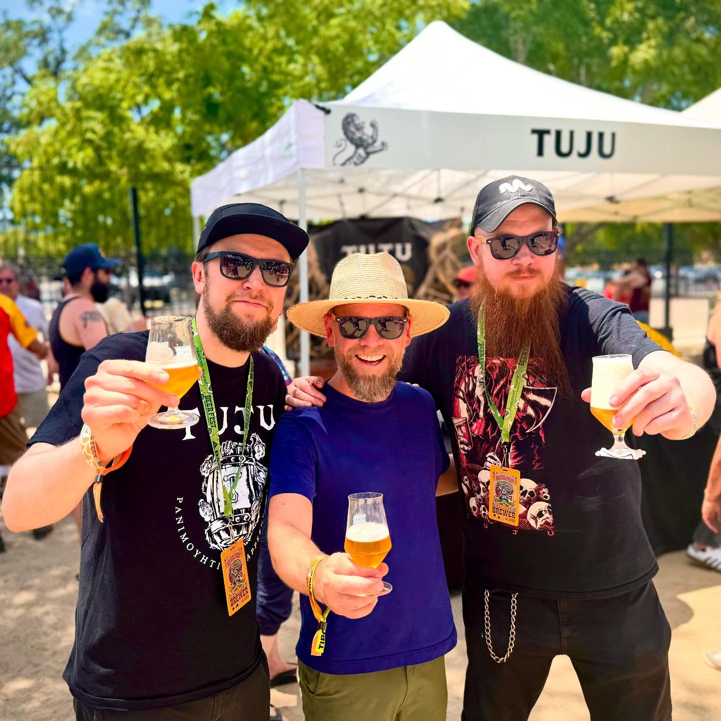 Greetings from Paso Robles, California! 🇺🇸
This weekend our skins have been curling from the heat and here at the @firestonewalker Invitational beer festival, which annually brings together 65 of the biggest names in the industry. This year, there are only 16 names from outside the United States, and among the few European breweries is also one, the highly acclaimed Tuju brewery from Lappeenranta!
Tuju’s international outreach department has done a very high-quality job in recent years and has met many well-known figures in the industry. We met Matt, the founding owner of Firestone Walker, at last year’s MBCC festival in Copenhagen, and while helping with the tap adjustments. We also happened to mention that it would be nice to see a Finnish brewery at the Firestone festival sometime.
This weekend has been amazing and it’s been great to get to talk to all of our brewery childhood heroes while tasting the best US craft beer! Thanks to all the organizers, brewers and the Firestone Walker!
———
Terkut Kalifornian Paso Roblesista! 🇫🇮
Tänä viikonloppuna iho on käpristellyt helteestä ja pelkällä oluelle hoidetusta nesteytyksestä täällä Firestone Walker Invitational -olutfestareilla, johon kokoontuu vuosittain noin 65 alan kovinta nimeä. Tänä vuonna tapahtumassa on vain 16 Yhdysvaltojen ulkopuolista nimeä ja harvojen eurooppalaisteisten panimoiden joukossa on myös yksi kovasti mainetta niittävä Tuju panimo Lappeenrannasta!
Tujun maita ja mantereita kiertävä kontaktointiosasto on tehnyt viime vuodet erittäin tasokasta työtä ja tavannut monia alalla tunnettuja hahmoja. Firestonin perustajaomistaja Mattiin tutustuimme viimevuoden MBCC-festeillä ja hanalaitteen säätöjen auttamisessa sattumalta pääsimme myös vinkkaamaan, että suomalainen panimo olisi kiva nähdä joskus Firestonen festareilla.
Tämä viikonloppu on aikamoisen huikea ja on ollut mahtava päästä juttelemaan ja maistattamaan suomalaista olutta kaikille lapsuutemme sankaripanimoille. Kiitos kaikille järjestäjille, panimoille ja Firestonen jengille!