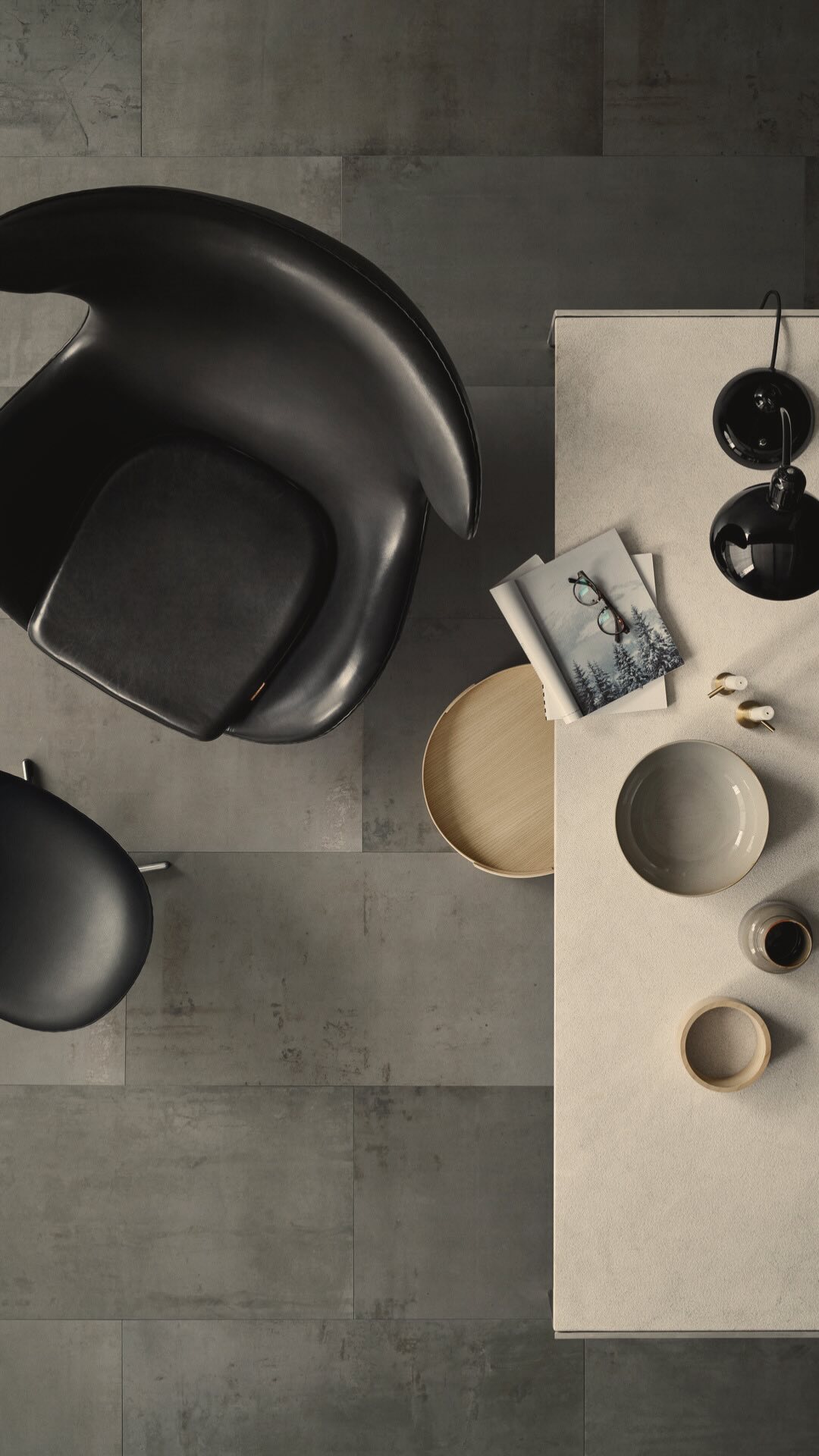 Pourquoi le style scandinave séduit-il les amateurs de luxe ?
Le mobilier scandinave n’est pas seulement minimaliste, mais il combine de manière réfléchie esthétique et confort. Contrairement au luxe classique avec dorures et ornements, l’accent est mis sur des matériaux de qualité et des formes naturelles.
TOP 4 des marques premium scandinaves :
1. Fritz Hansen – marque danoise à l’origine du célèbre Egg Chair pour le Radisson SAS Hotel en 1958.
2. Carl Hansen & Søn – fondée en 1908, connue pour ses chaises cultes Wishbone Chair de Hans Wegner.
3. Gubi – marque danoise ayant popularisé le modernisme scandinave avec des touches d’art déco.
4. Artek – fondée par l’architecte Alvar Aalto en 1935, a introduit des formes organiques et douces dans le design scandinave.
Fait intéressant :
La Wishbone Chair de Carl Hansen & Søn est fabriquée à la main à partir de 100 pièces différentes, et son dossier est tressé manuellement pendant 3 heures.
.
#GARON #GARONAD #ScandinavianChic #LuxuryInteriors #MinimalistDesign
#NordicElegance #FritzHansen #CarlHansen #GubiDesign #ArtekStyle #ScandiVibes #ModernHeritage #DesignIcon #TimelessFurniture #WishboneChair #DanishDesign #FunctionalBeauty #ScandiLuxury #InteriorInspiration #ArtOfLiving #DesignLovers #SlowDesign
Image : @fritzhansen, @carlhansenandson, @artekglobal, @gubiofficial